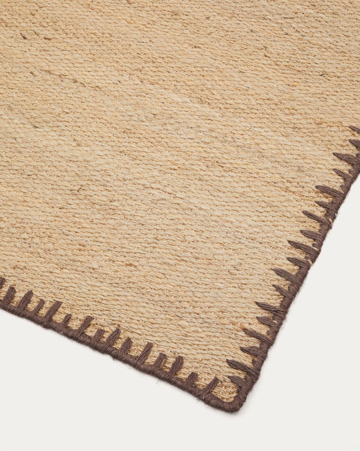 Sorina Teppich aus Jute, 160x230 cm, mit braunem Rand. Natürlich, elegant und perfekt für ein gemütliches Zuhause.