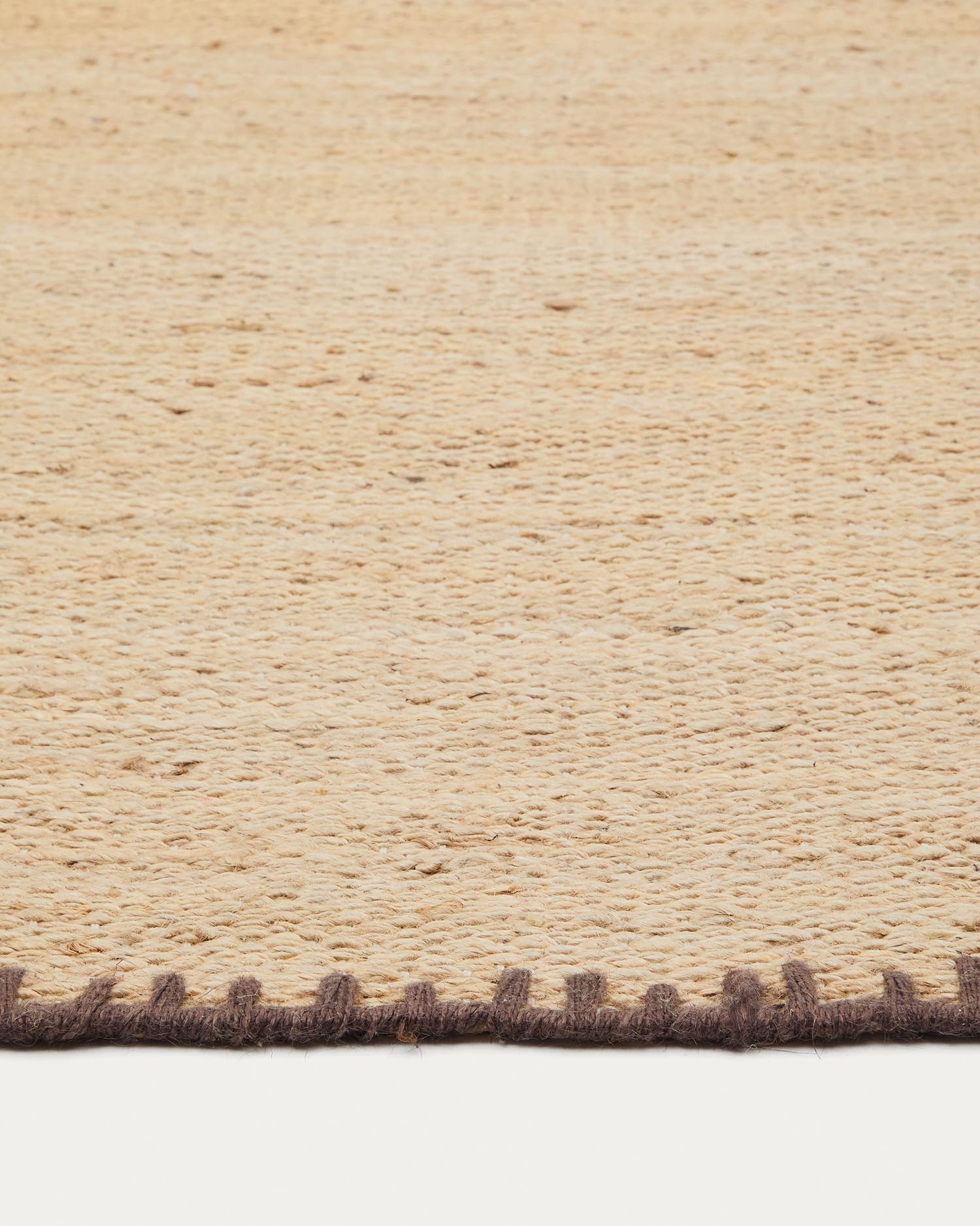 Natürlicher Jute-Teppich mit stilvollem braunem Rand, 160 x 230 cm, perfekt für einladende und umweltfreundliche Wohnräume.