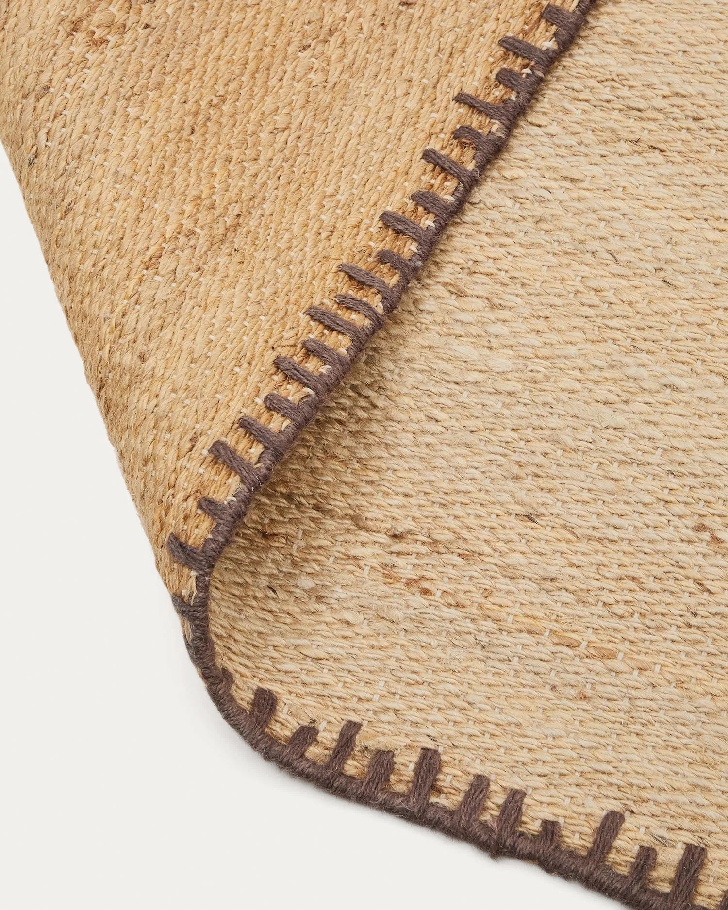 Sorina Teppich aus Jute, 160x230 cm, mit braunem Rand. Natürliches Design, robust und perfekt für moderne Wohnräume.