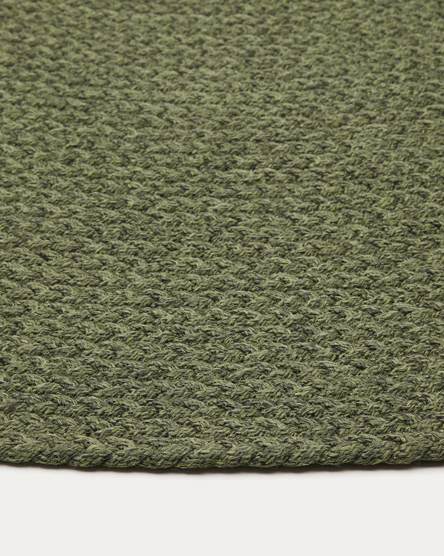 Runder Despas Teppich in lebhaftem Grün, Ø 200 cm, aus langlebigen synthetischen Materialien – ideal für elegante Outdoor-Oasen.