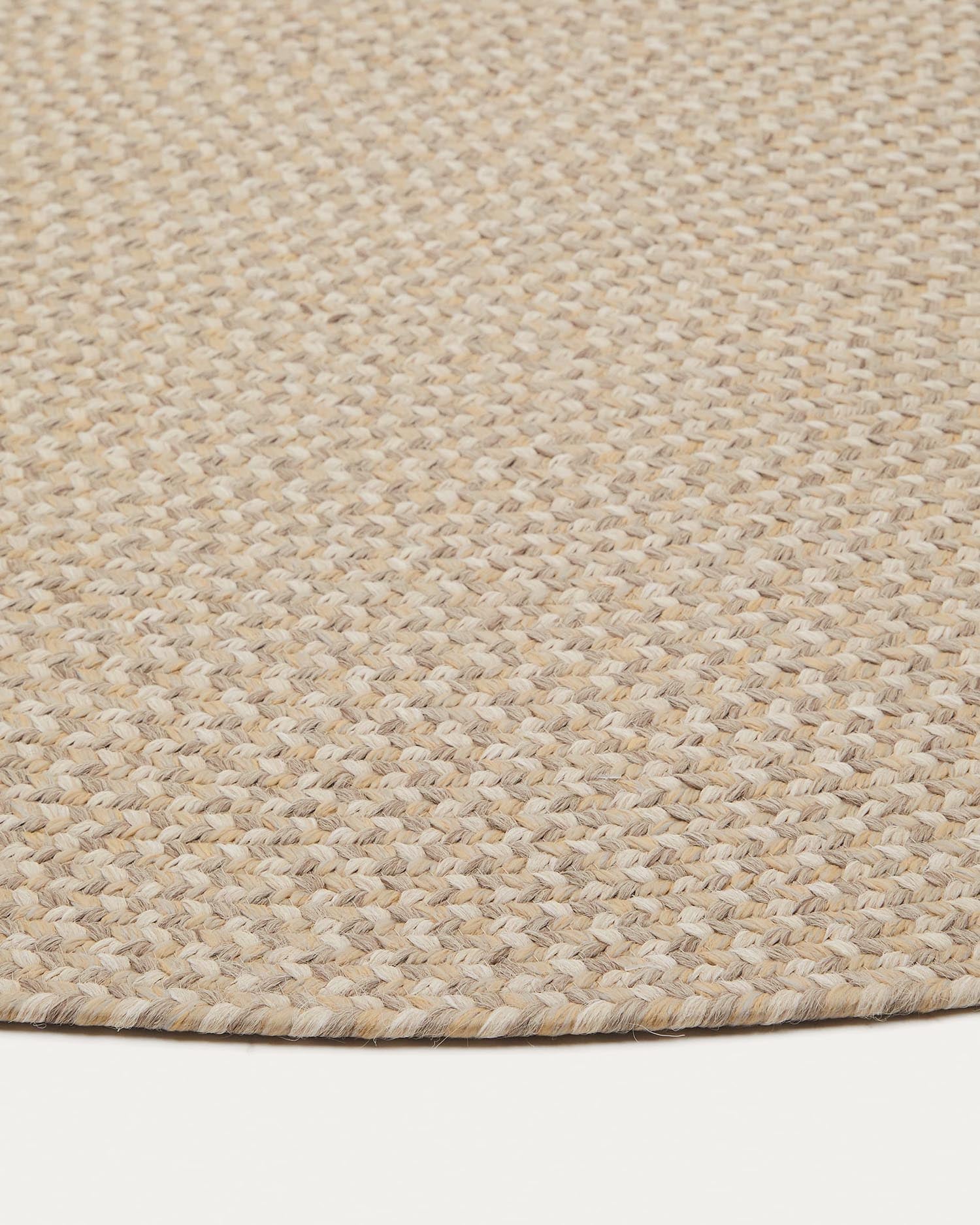 Eleganter, ovaler Teppich aus recyceltem PET, beige, 160x230 cm, wetterfest und pflegeleicht für stilvolle Außenbereiche.