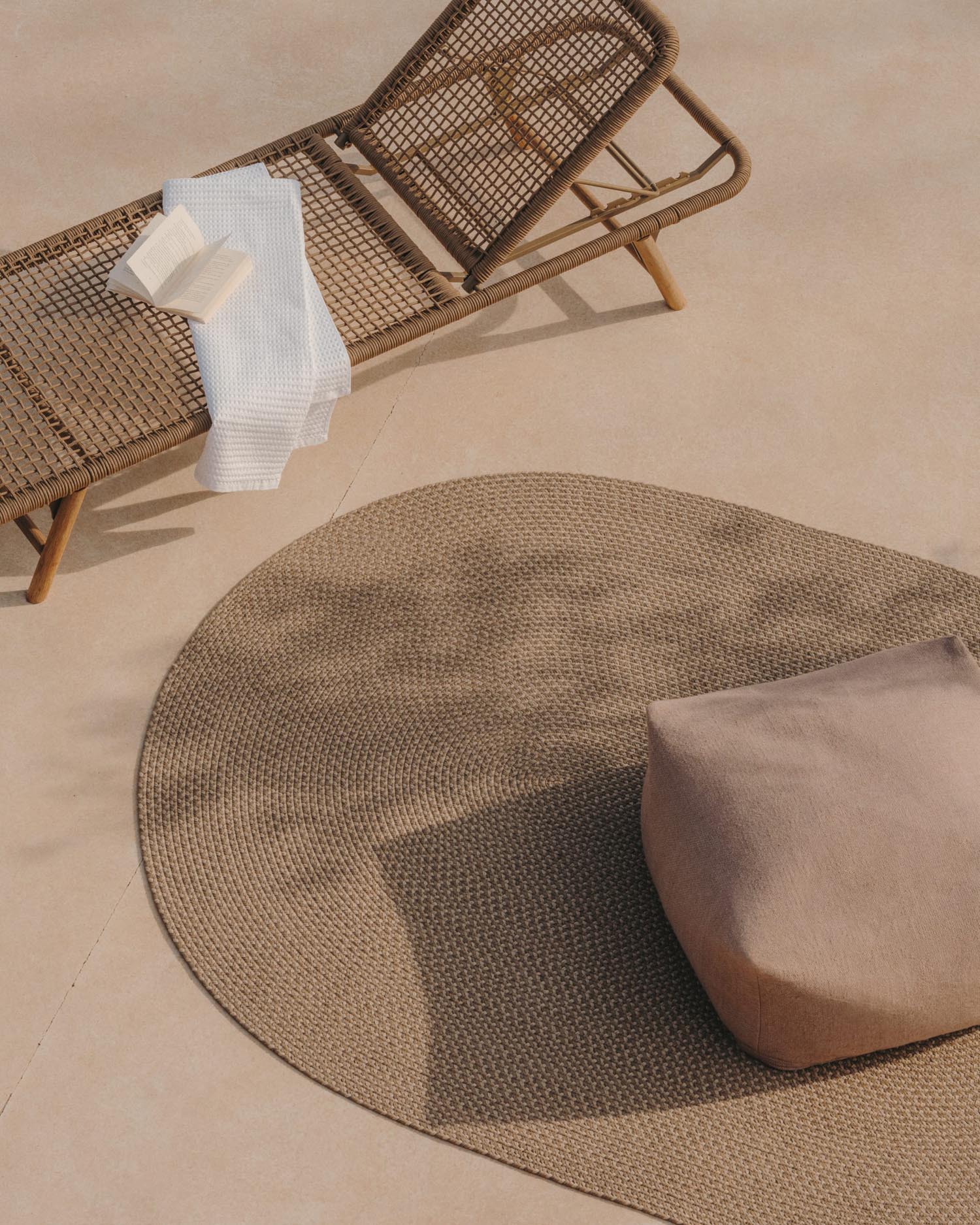 Ovaler Teppich Rodhe aus recyceltem PET, beige, 160x230 cm, von Kave Home. Umweltfreundlich und elegant für jeden Raum.