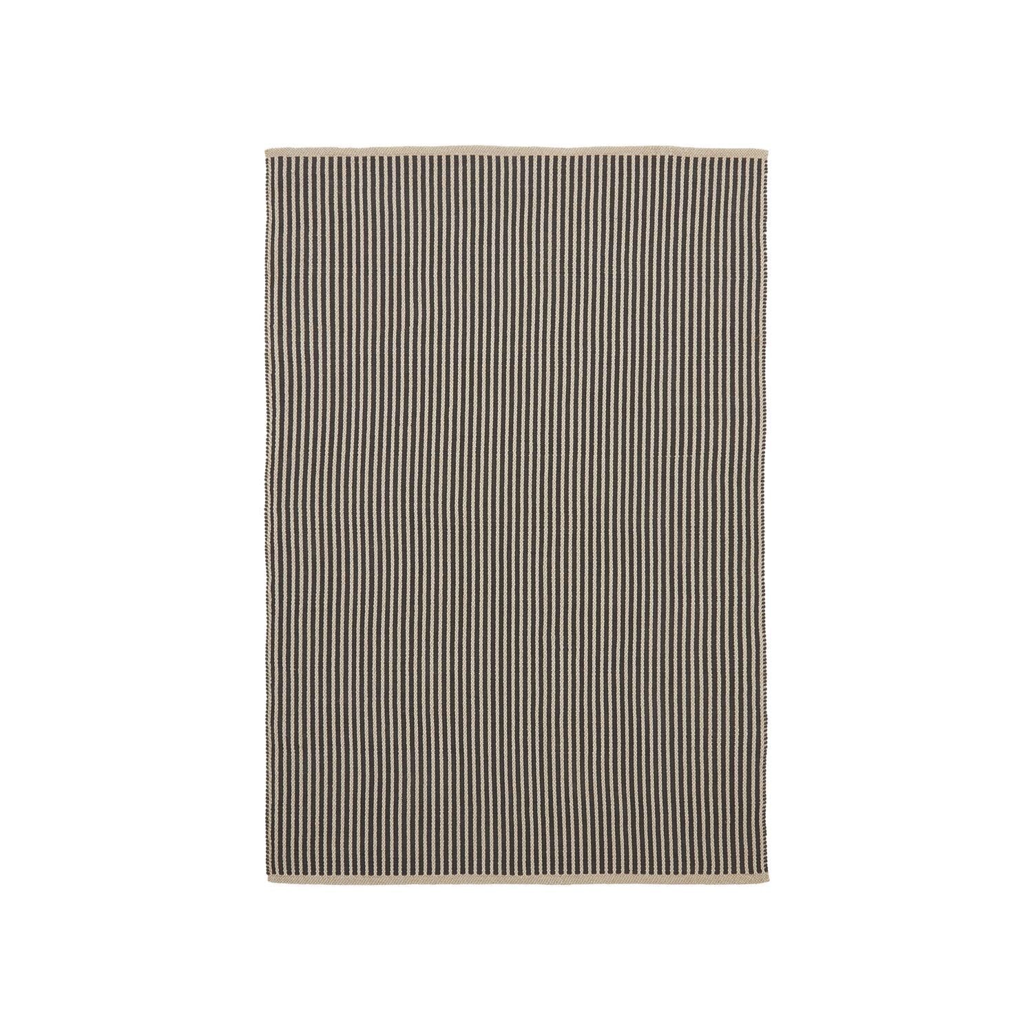 3D-Modell eines gestreiften, beige-schwarzen Outdoor-Teppichs, 160x230 cm, wasserabweisend, pflegeleicht.