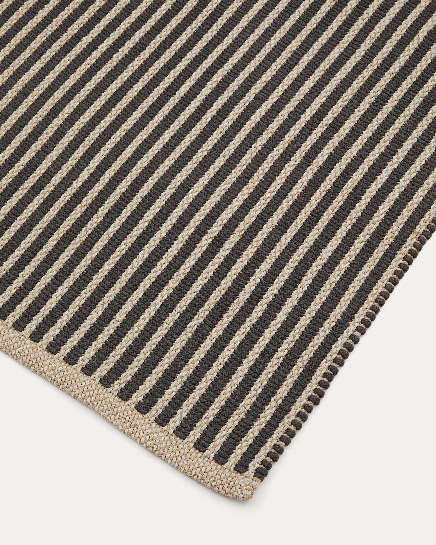 Eleganter Satanca Teppich 160x230 cm, gestreift in Beige und Schwarz, aus robusten synthetischen Fasern gefertigt.