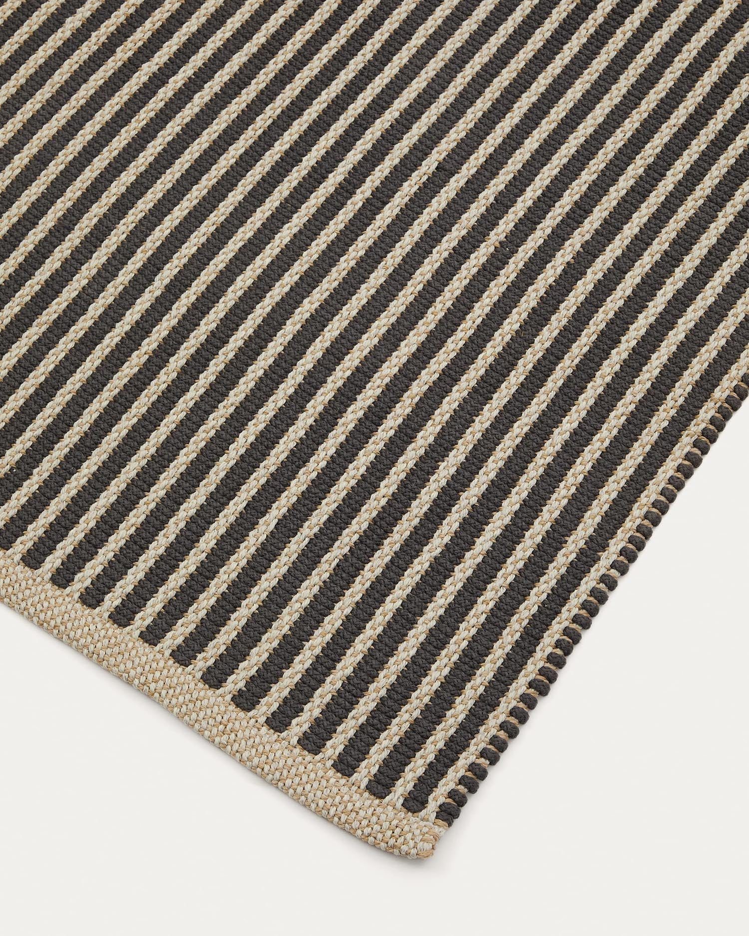 Stilvoller Satanca Teppich 160 x 230 cm in modernem Beige-Schwarz, perfekt für Terrassen. Langlebig, wasserabweisend und pflegeleicht.