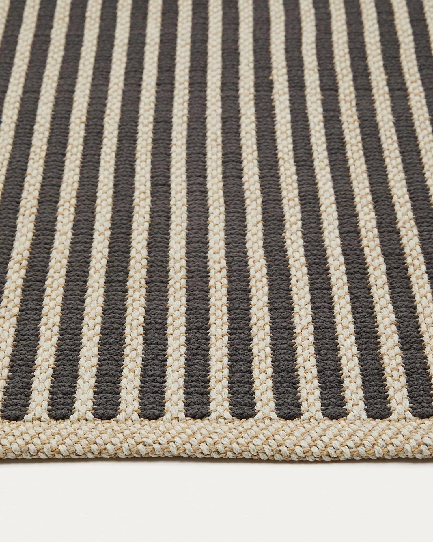 Eleganter Satanca Teppich 160x230 cm, gestreift in Beige und Schwarz, aus robusten synthetischen Fasern gefertigt.