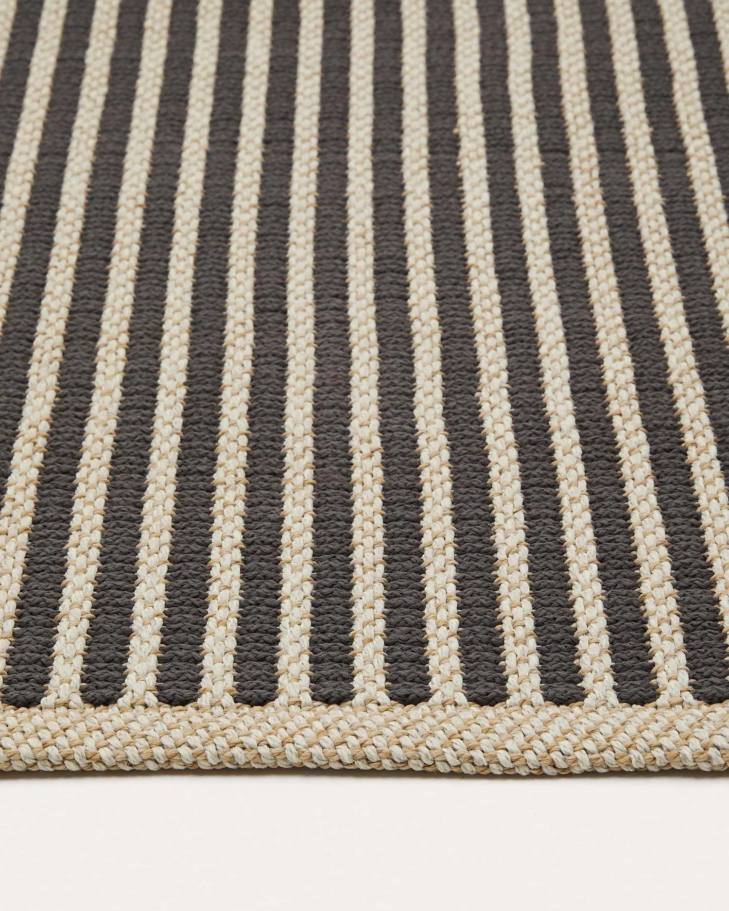 Eleganter Outdoor-Teppich in Beige-Schwarz, 160x230 cm, wasserabweisend und pflegeleicht.