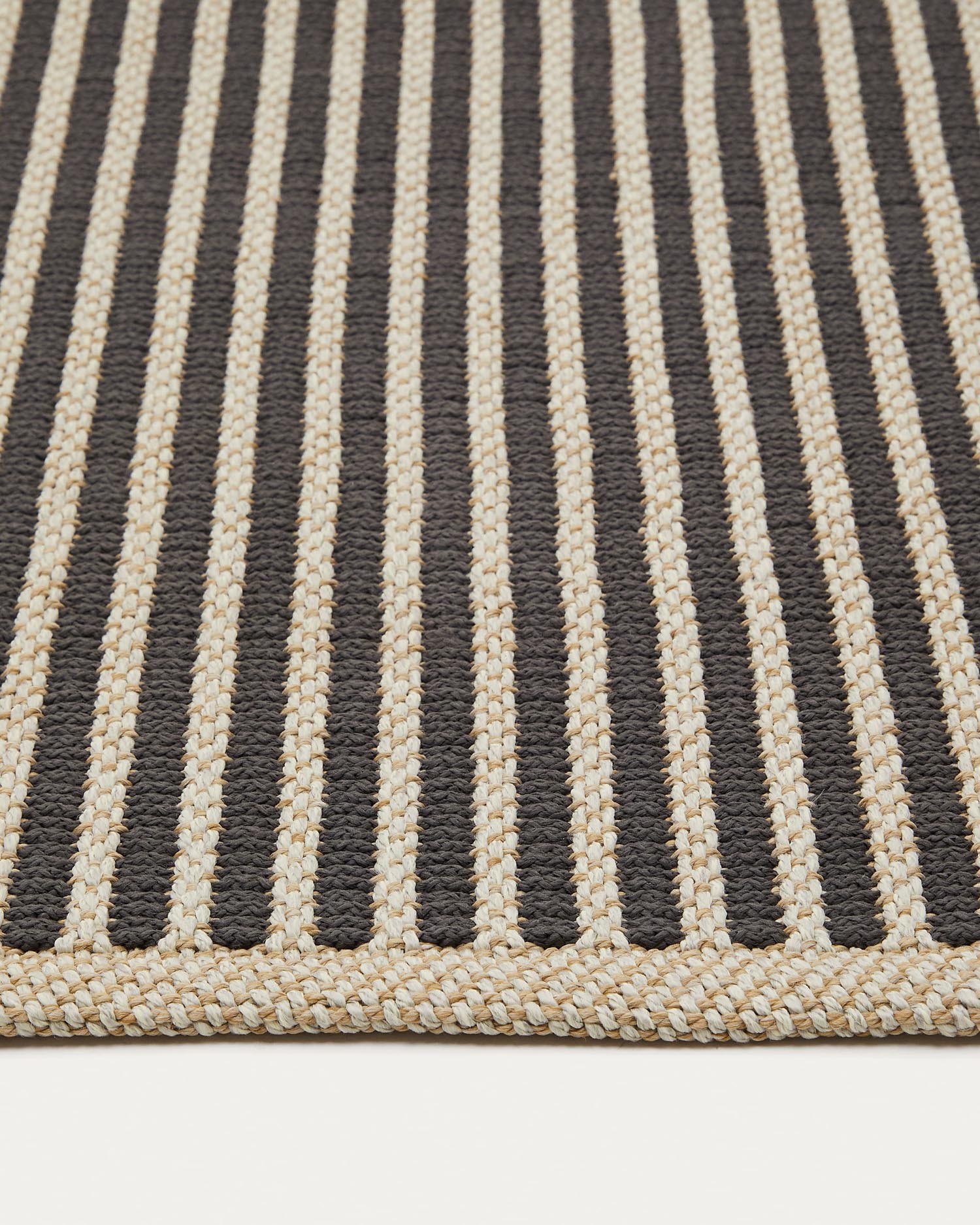 Moderner Satanca Teppich, gestreift in Beige und Schwarz, 160x230 cm, aus langlebigen synthetischen Fasern.