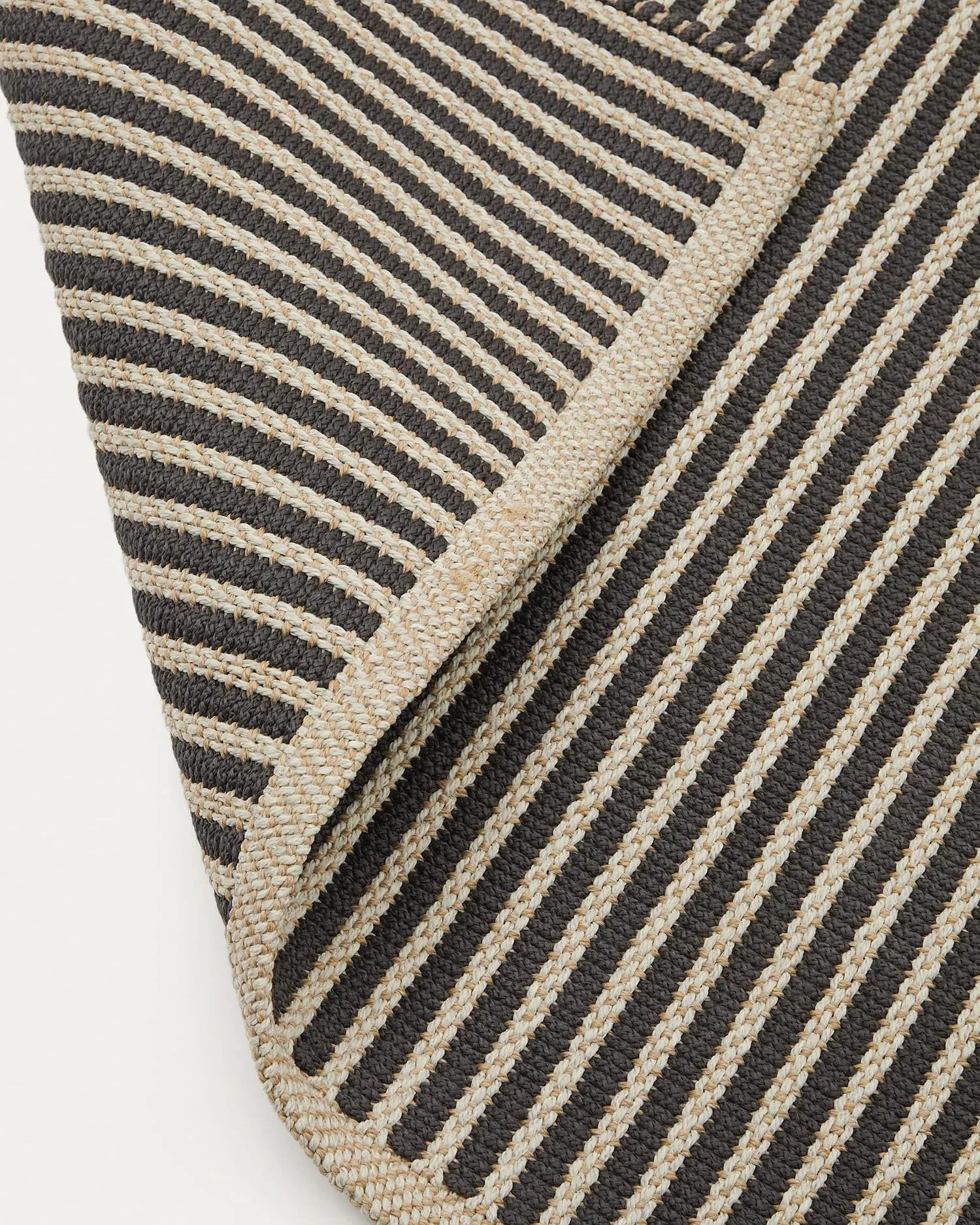 Moderner Satanca Teppich 160x230 cm, gestreift in Beige und Schwarz, aus langlebigen synthetischen Materialien.