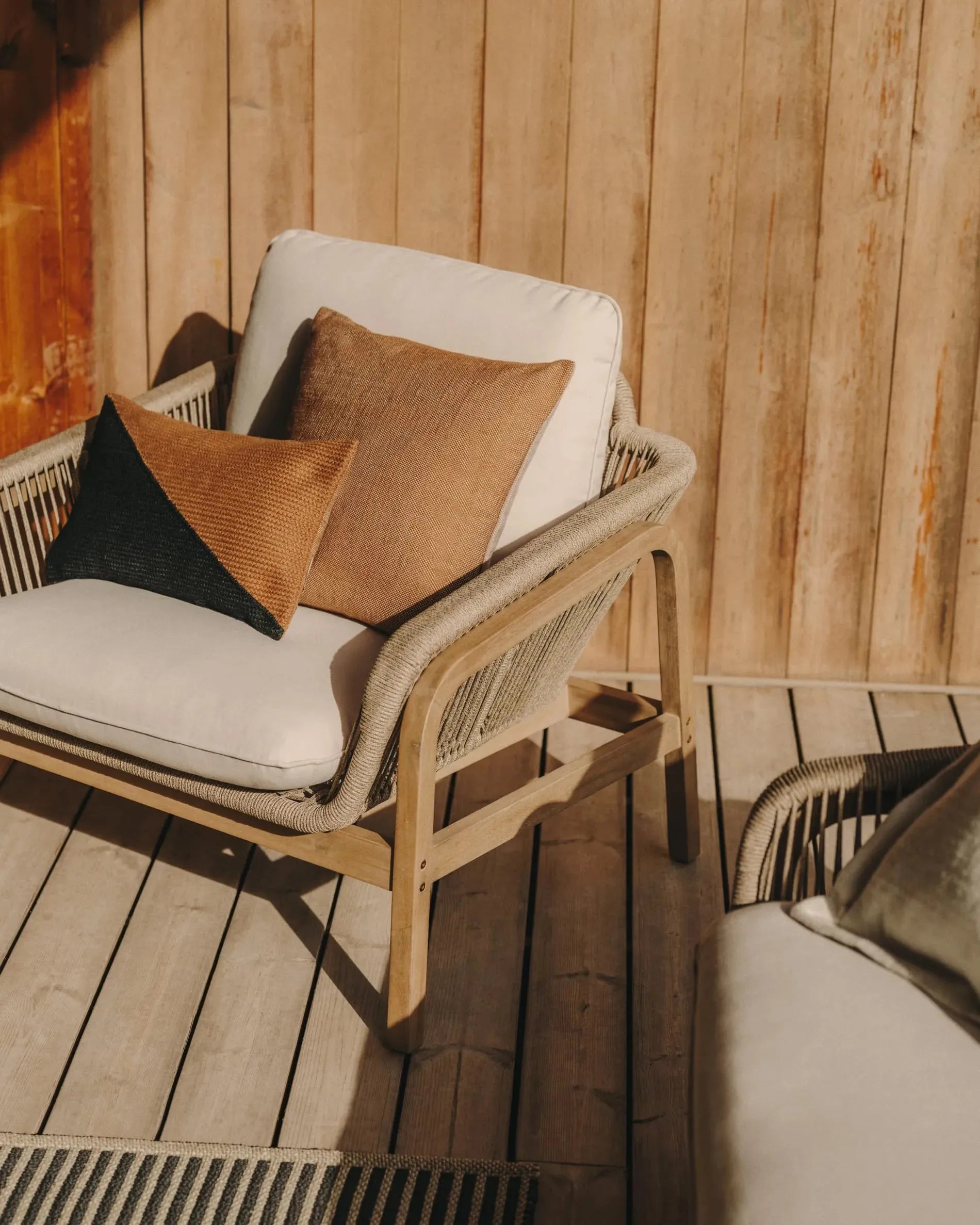 Eleganter Satanca Teppich 160x230 cm, gestreift in Beige und Schwarz, aus robusten synthetischen Fasern gefertigt.