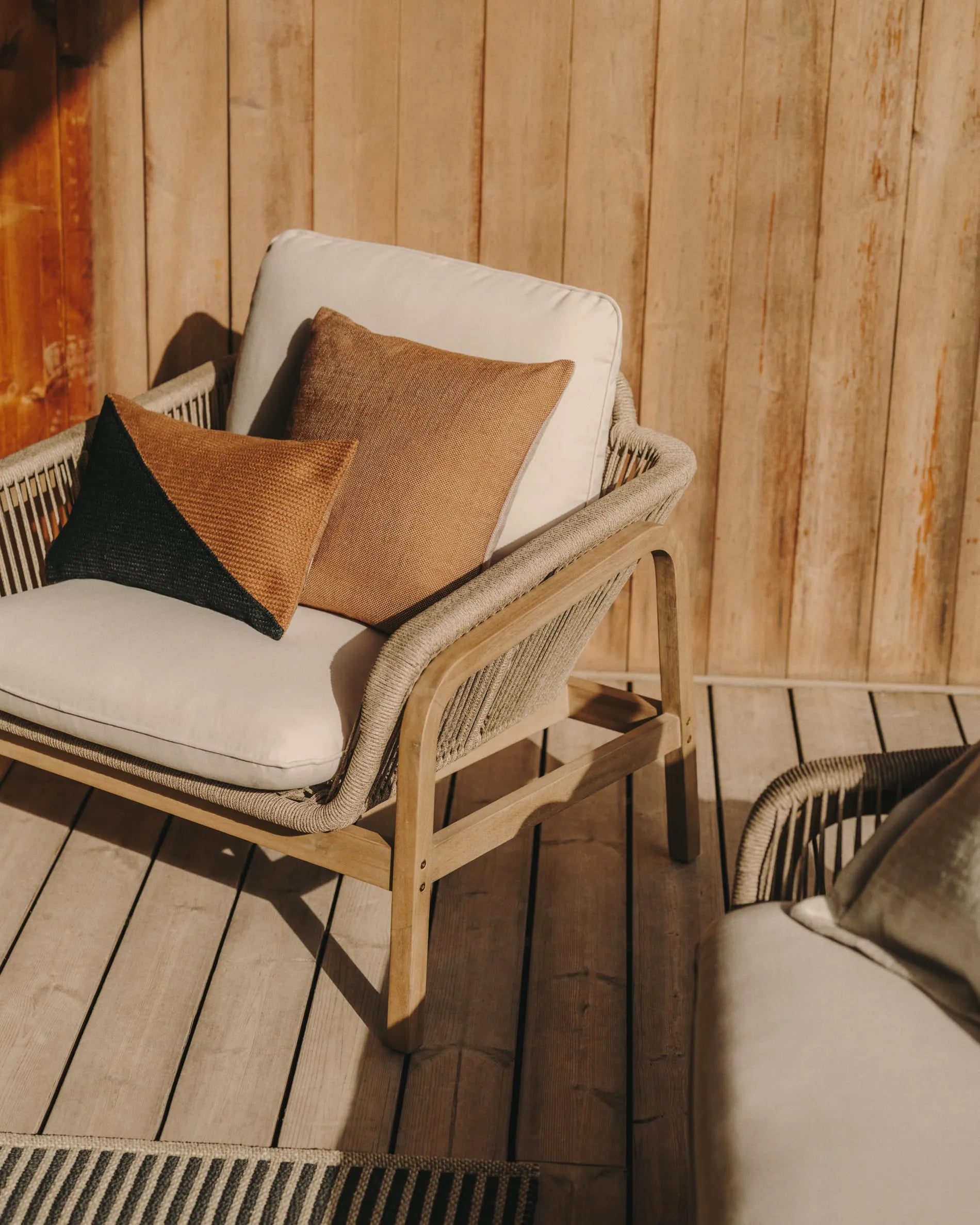 Eleganter Satanca Teppich 160x230 cm, gestreift in Beige und Schwarz, aus robusten synthetischen Materialien gefertigt.