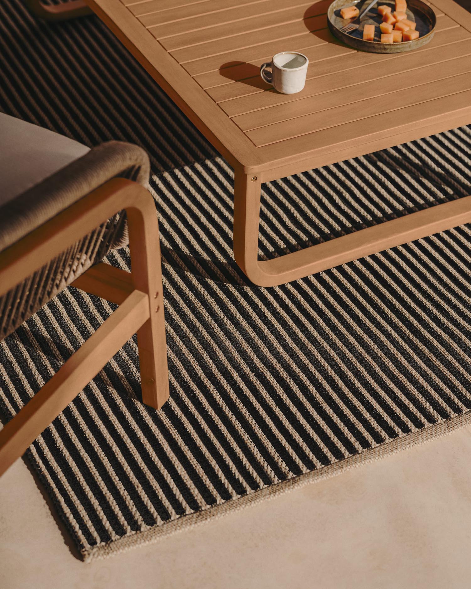 Moderner Satanca Teppich 160x230 cm, gestreift in Beige und Schwarz, aus langlebigen synthetischen Materialien.