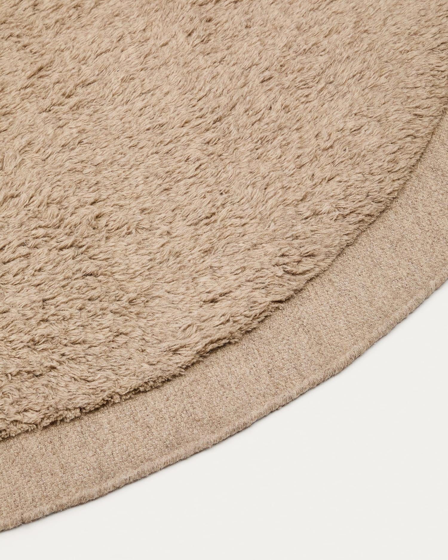 Verleihen Sie Ihrem Raum mit dem runden Teppich Marely aus hochwertiger Wolle in elegantem Beige (Ø 200 cm) eine warme, stilvolle Note.