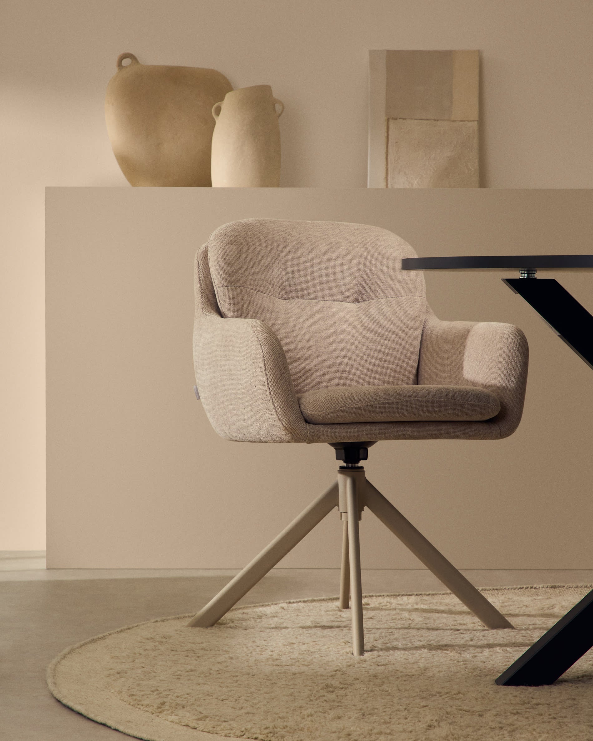 Gestalten Sie Ihr Zuhause mit dem runden Teppich Marely aus feiner Wolle in zeitlosem Beige (Ø 200 cm) – perfekt für jeden Raum.