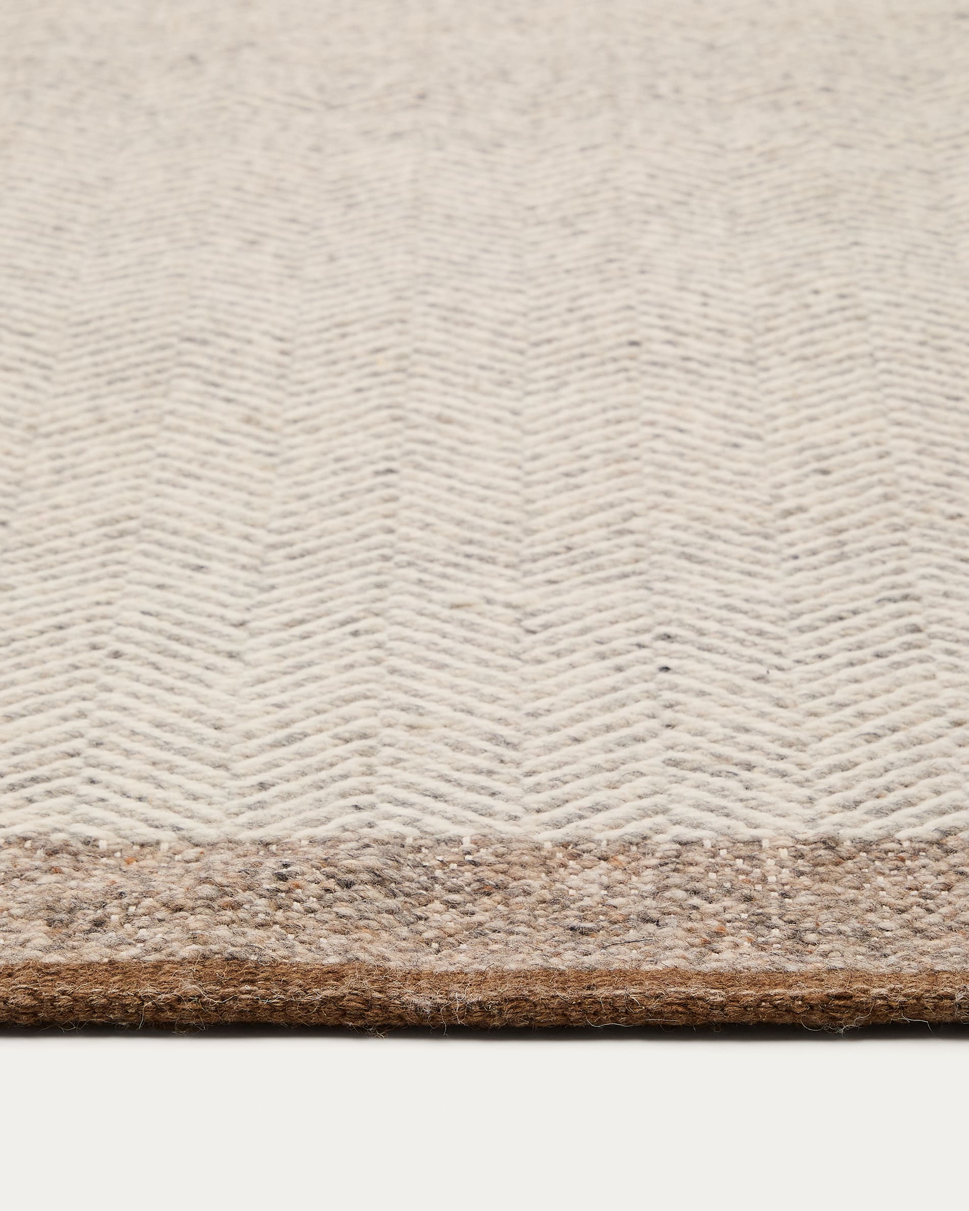 Der Teppich Nifelia Jacquard (200 x 300 cm) aus hochwertiger Wolle in Beige vereint Komfort und Stil, perfekt für eine harmonische Wohnatmosphäre.