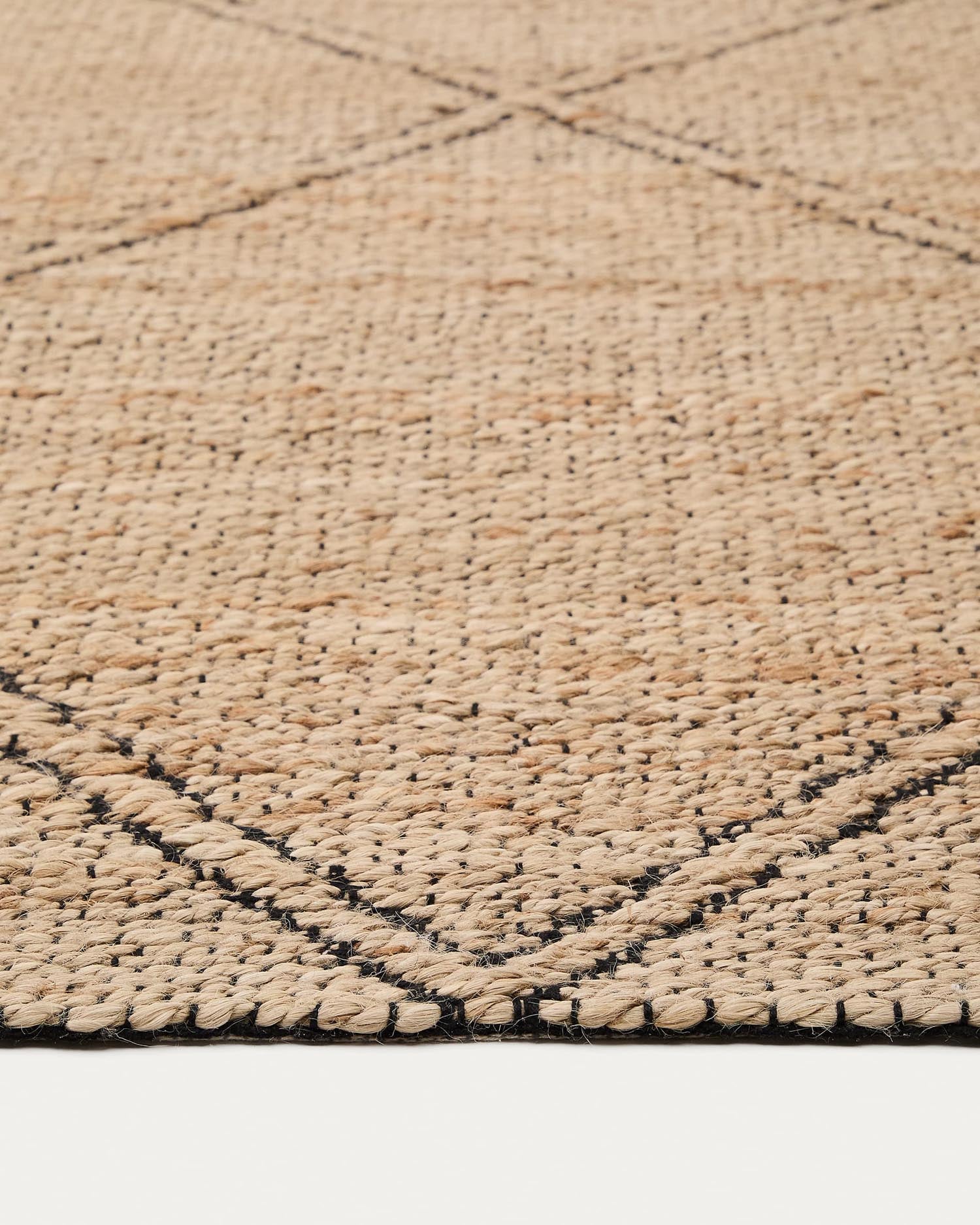 Erleben Sie den Teppich Vallalta von Kave Home: 160 x 230 cm, handgefertigt aus Jute, vereint Stil und Nachhaltigkeit für Ihr Zuhause.