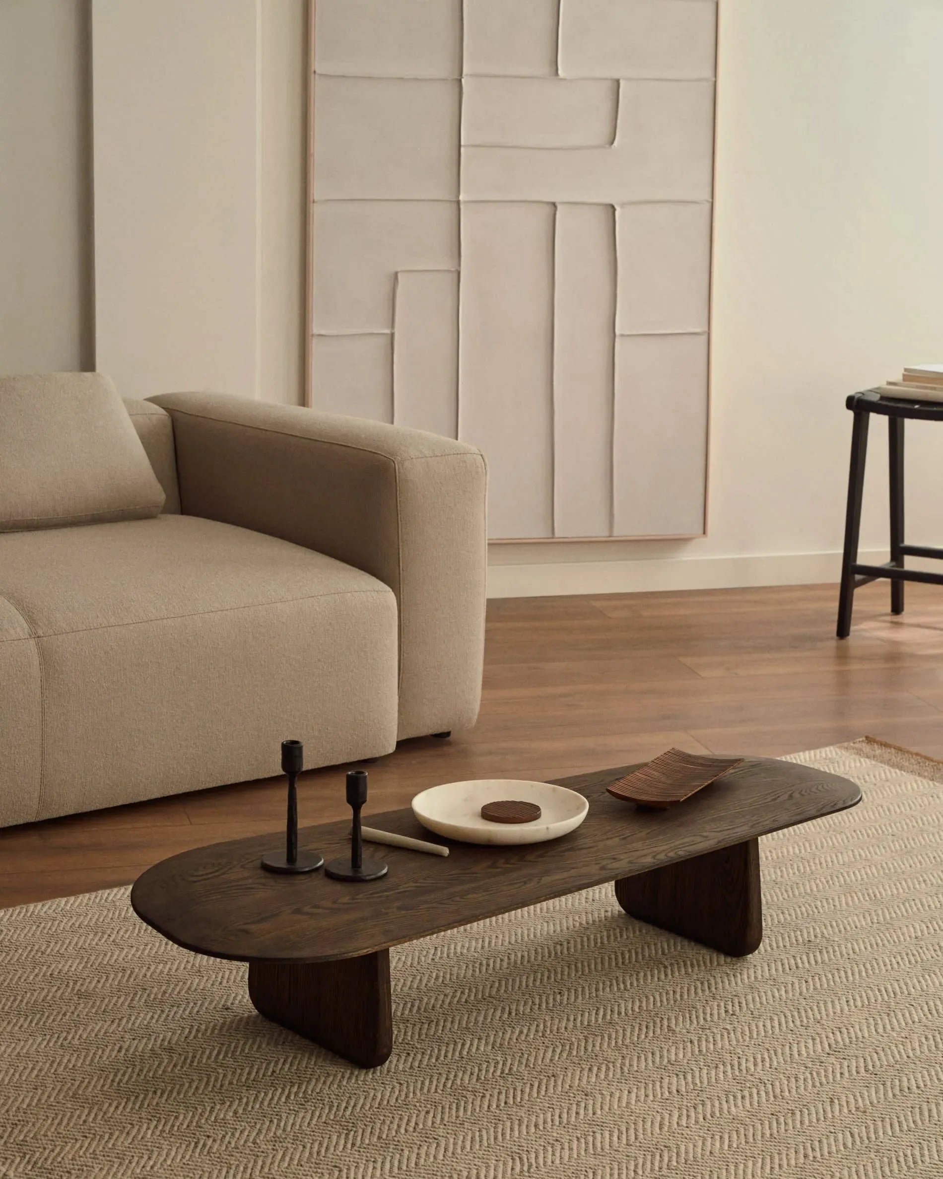 Teppich Nifelia, 160x230 cm, aus beiger Wolle mit Jacquard-Muster, perfekt für moderne und elegante Wohnräume, von Kave Home.