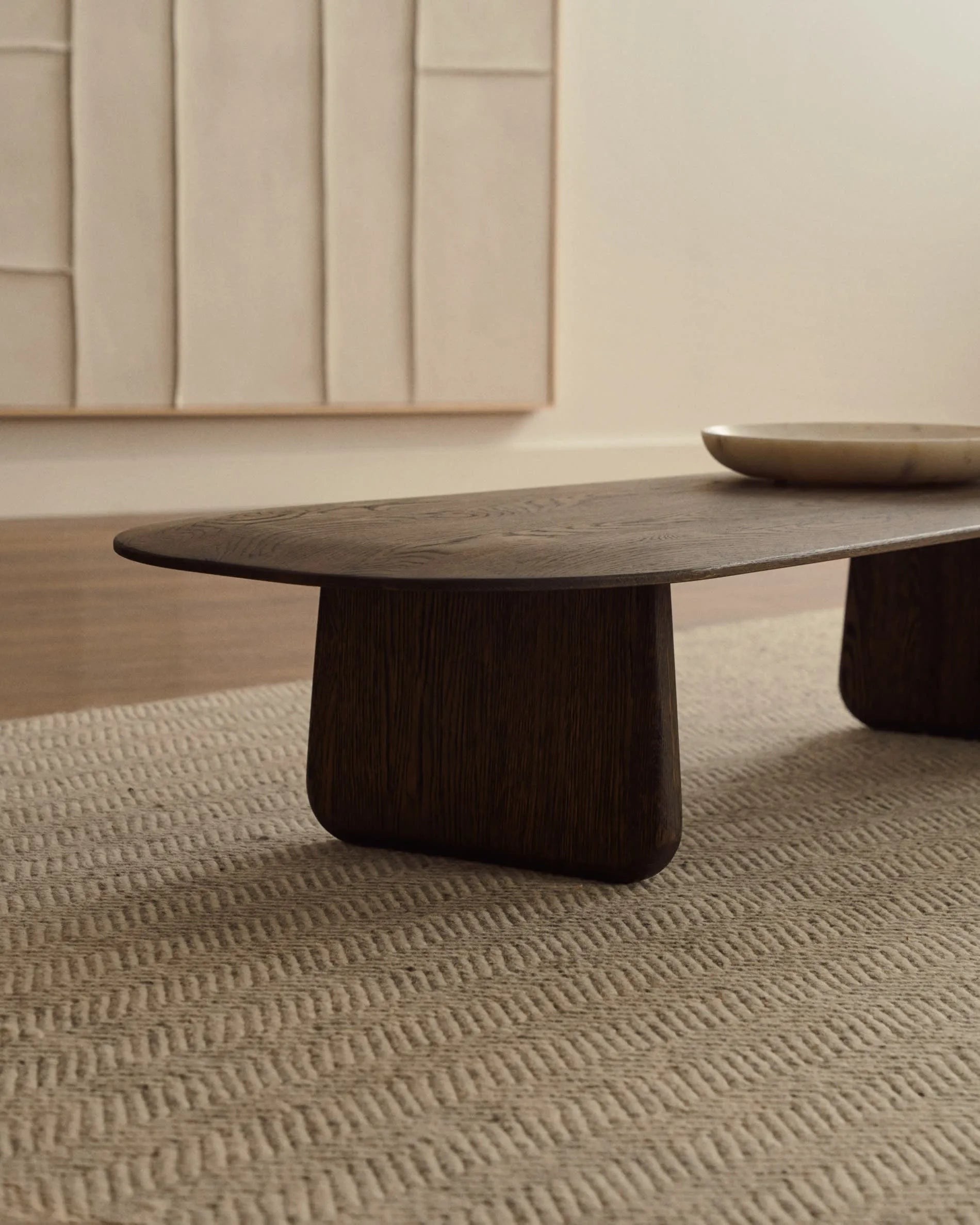 Eleganter Teppich Nifelia aus beiger Wolle, 160x230 cm, mit Jacquard-Design, ideal für stilvolle Wohnräume, von Kave Home.