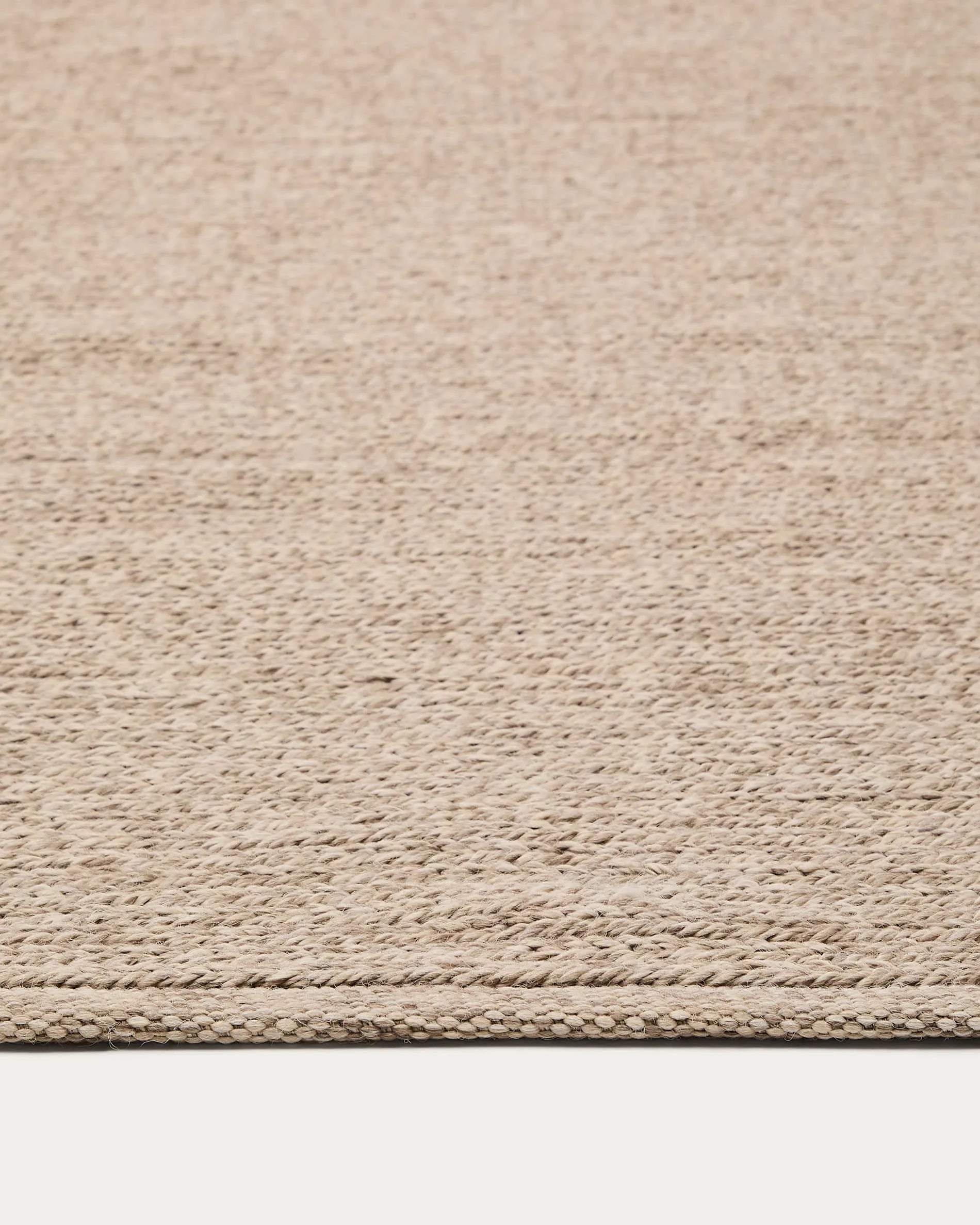Moderner Teppich Galinda in Taupe, 160x230 cm, aus Kunstfasern. Stilvoll, robust und ideal für jeden Wohnraum.