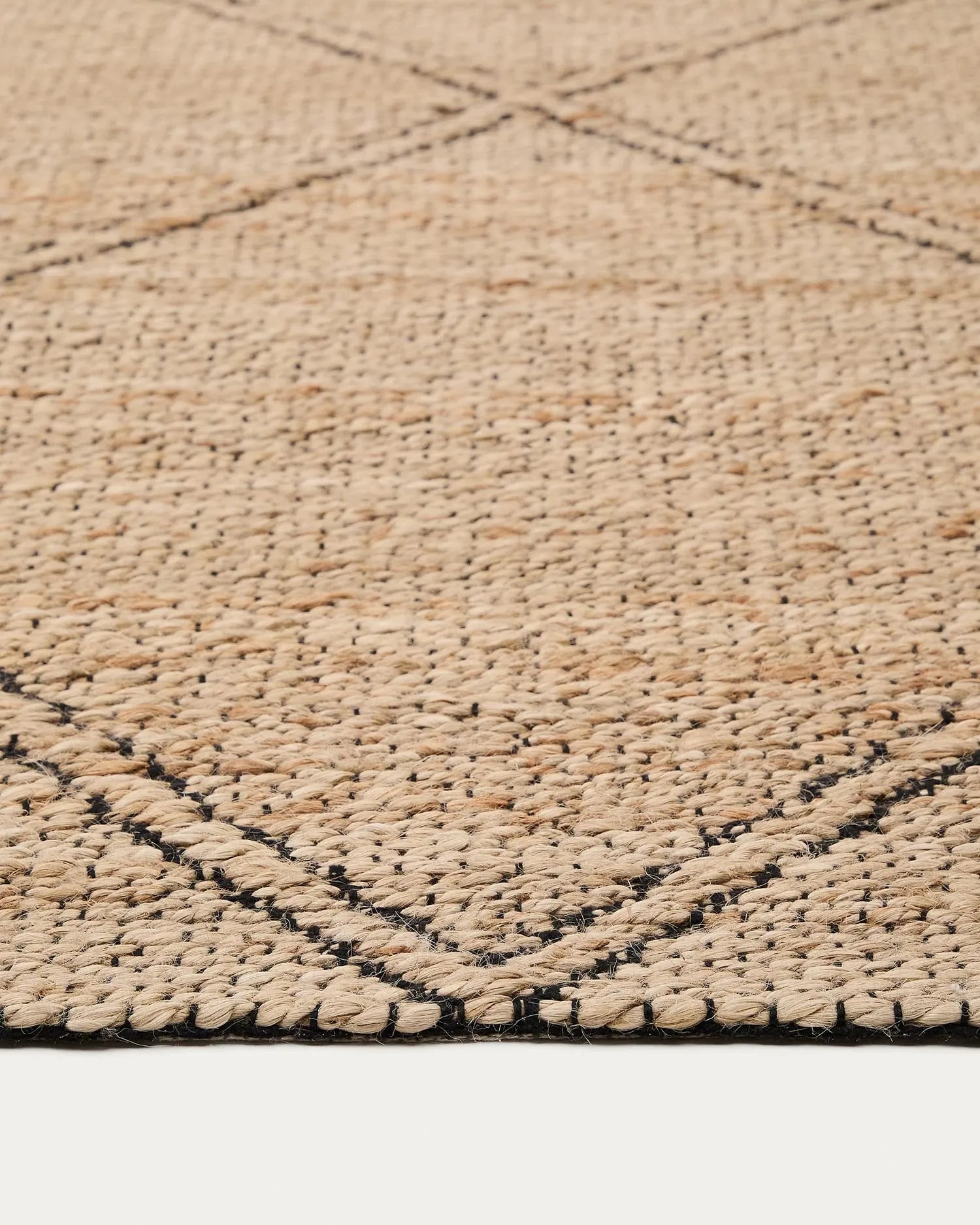 Der Teppich Vallalta aus Jute (200x300 cm) von Kave Home bringt natürliche Eleganz und Nachhaltigkeit in Ihr Zuhause.