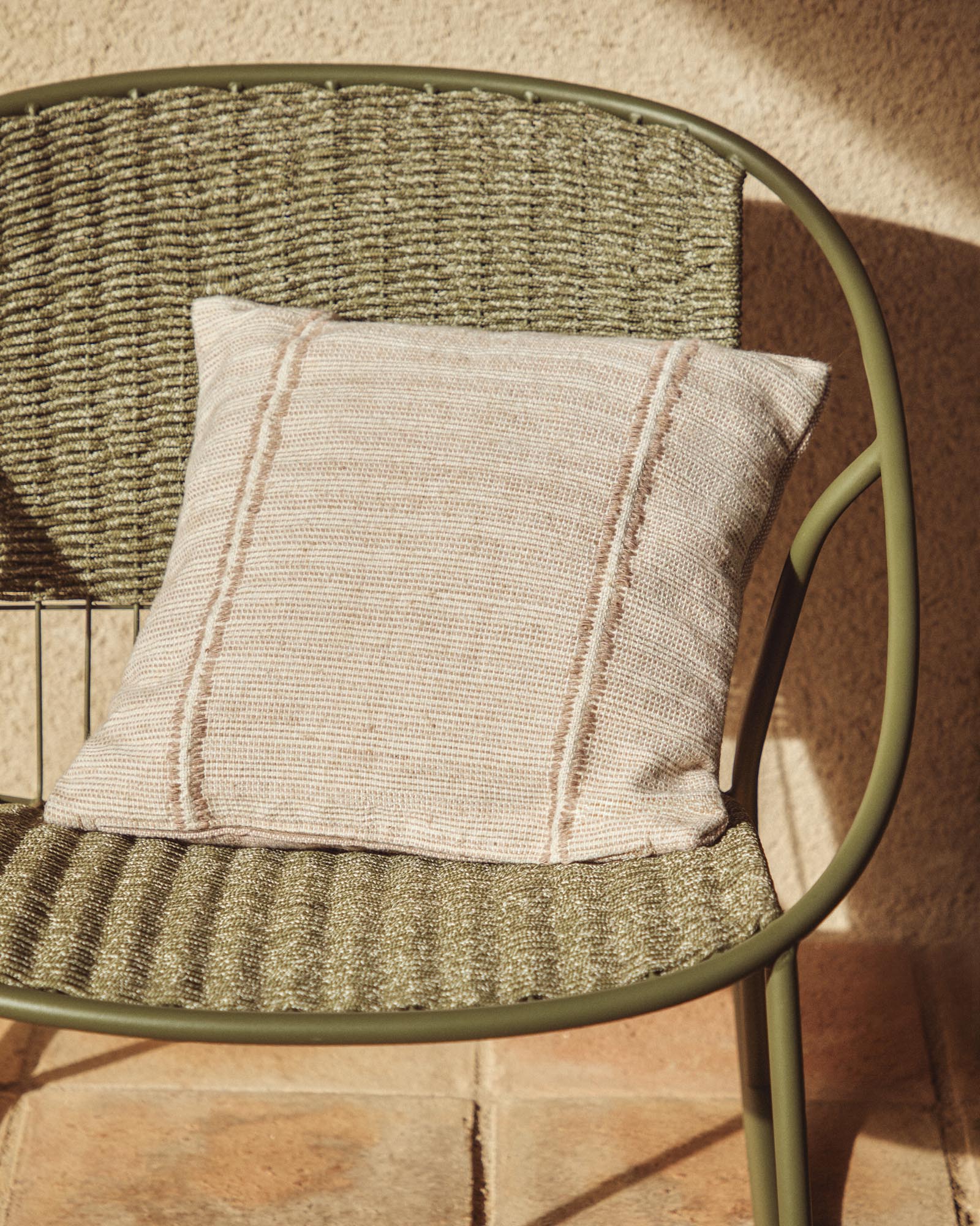 Beiger Kissenbezug Drati aus 100 % PET, 45 x 45 cm, ideal für Gartenmöbel, stilvoll und umweltfreundlich, von Kave Home.