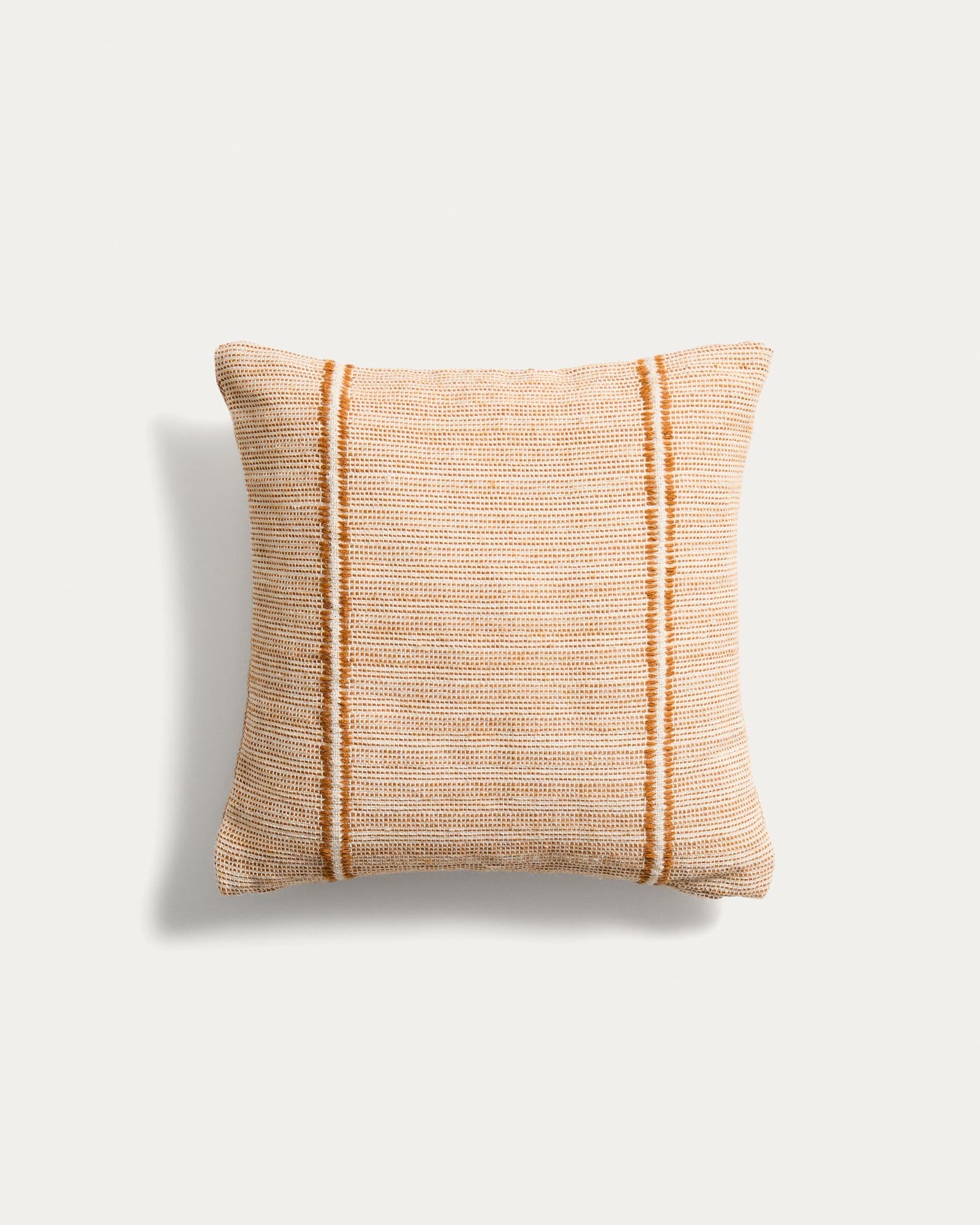 Kissenbezug Drati aus 100 % PET orange 45 x 45 cm in Orange präsentiert im Onlineshop von KAQTU Design AG. Gartenkissen ist von Kave Home