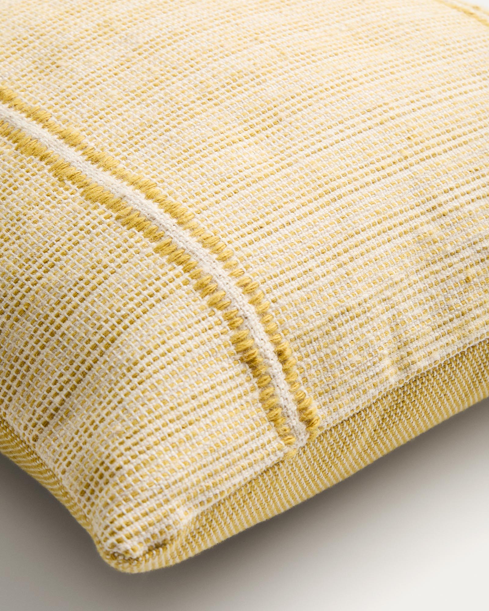 Leuchtend gelber Kissenbezug Drati aus recyceltem PET, 45 x 45 cm, ideal für Gartenmöbel, von Kave Home, stilvoll und umweltfreundlich.