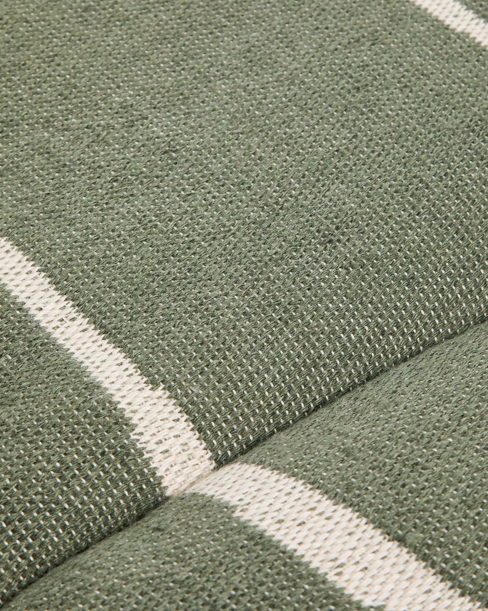 Stylisches Sonnenliegekissen Daila in grün mit modernem Ikat-Muster, ideal für Gartenmöbel, aus 100% PET, Maße 50 x 175 cm.