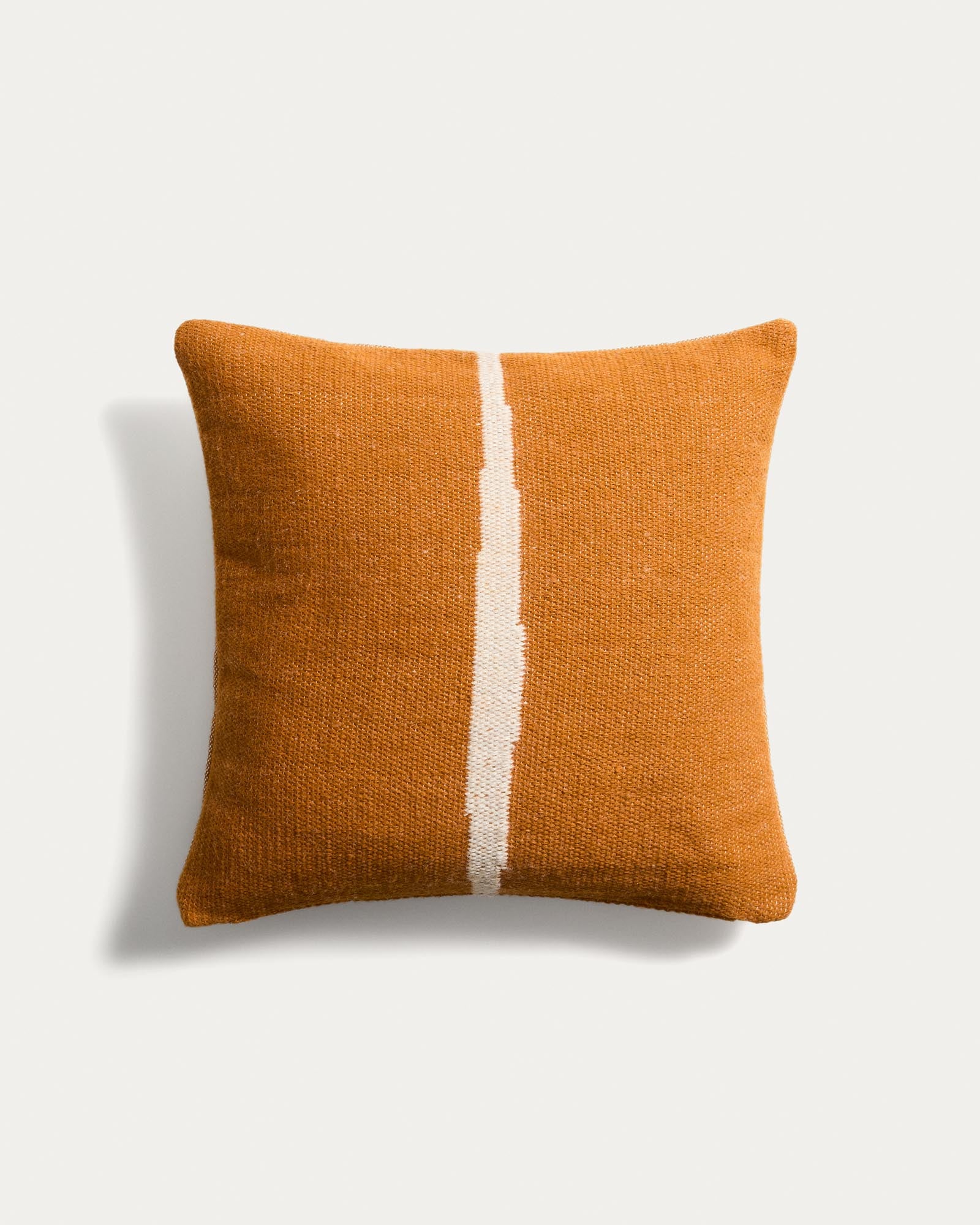 Kissenbezug Daila mit Ikat-Muster 100 % PET orange 50 x 50 cm in Orange präsentiert im Onlineshop von KAQTU Design AG. Gartenkissen ist von Kave Home