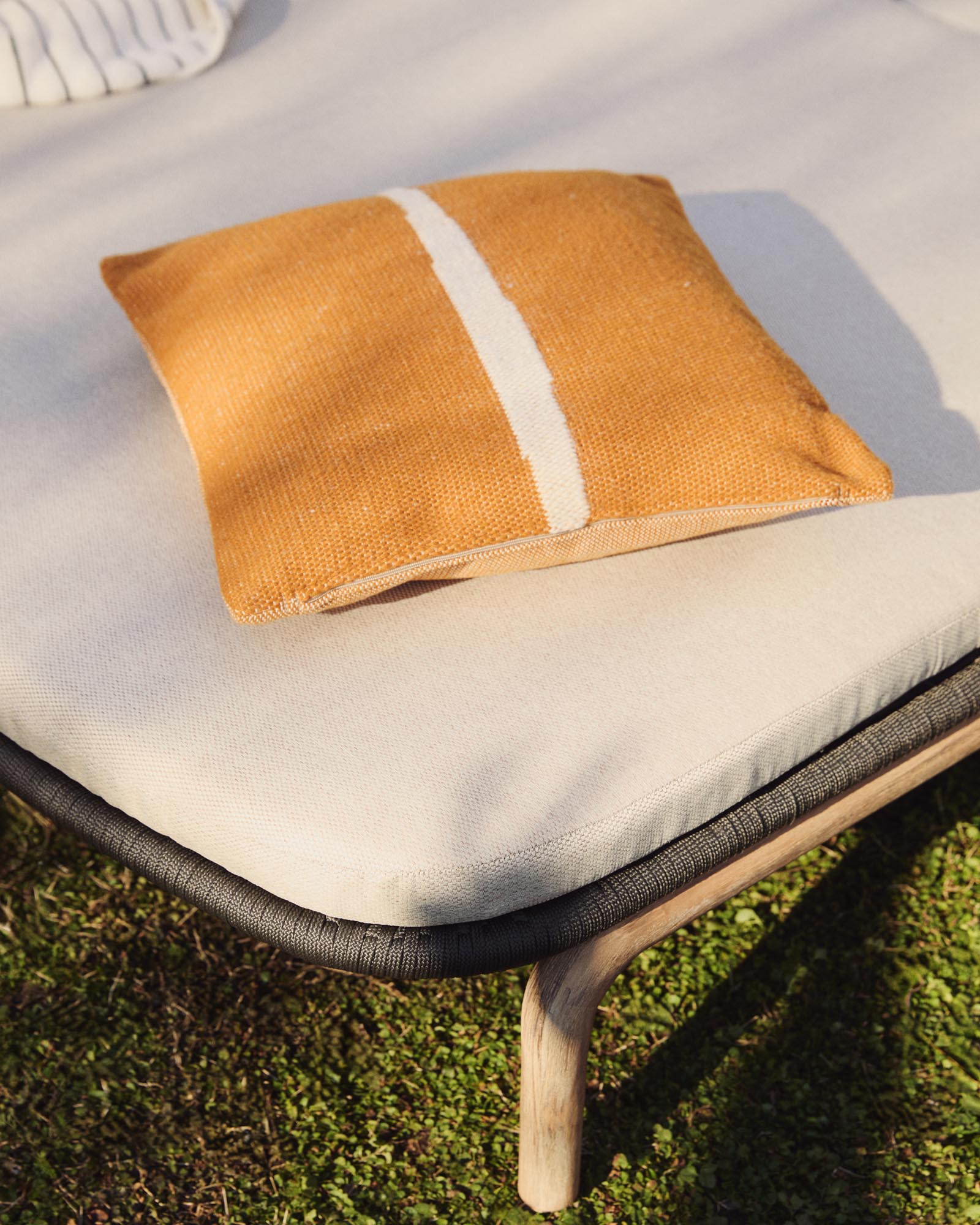 Stylischer Kissenbezug Daila in leuchtendem Orange mit modernem Ikat-Muster, ideal für Gartenmöbel, 50 x 50 cm, aus 100 % PET.