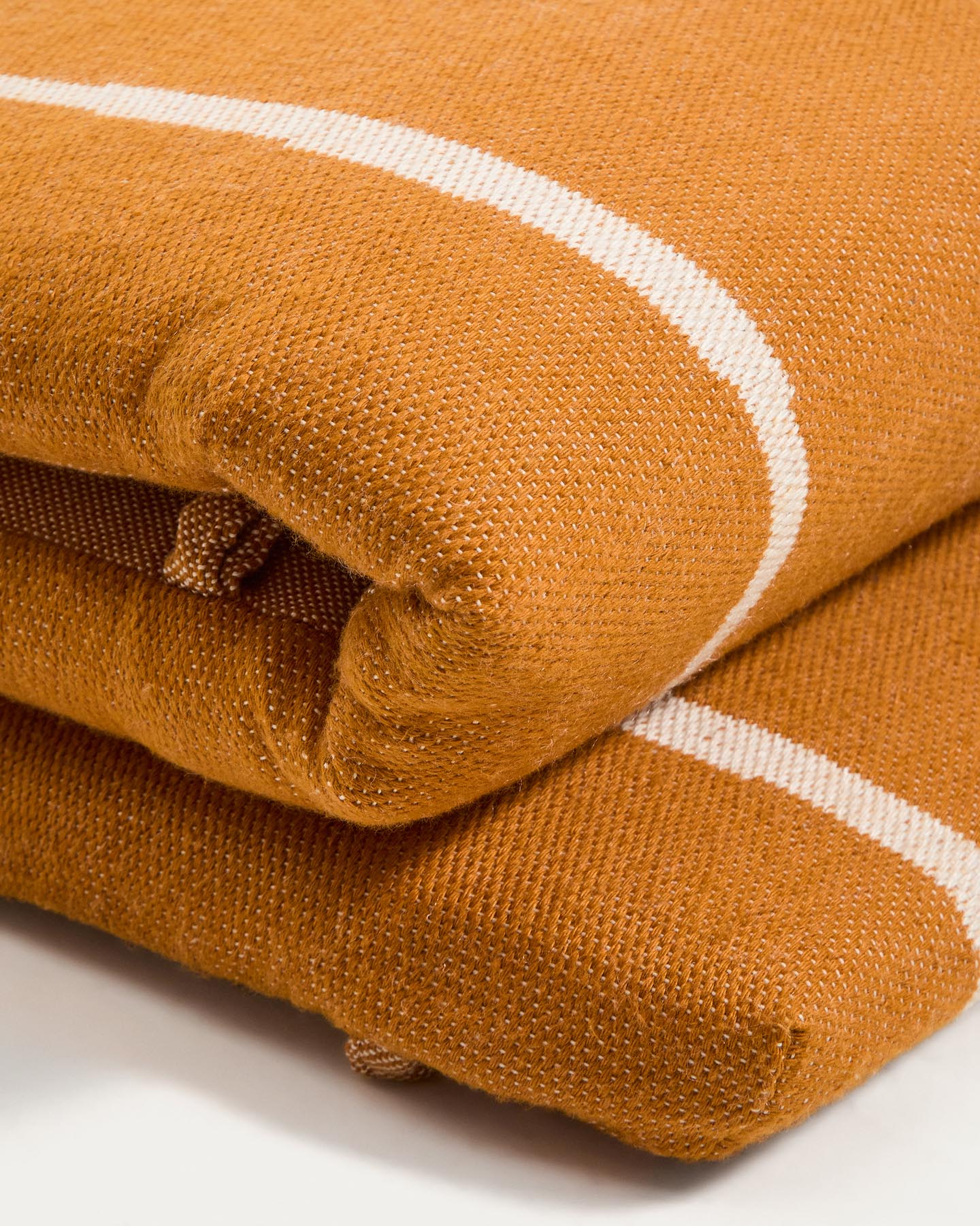Sonnenliegekissen Daila mit Ikat-Muster 100 % PET orange 50 x 175 cm in Orange präsentiert im Onlineshop von KAQTU Design AG. Sitzkissen ist von Kave Home