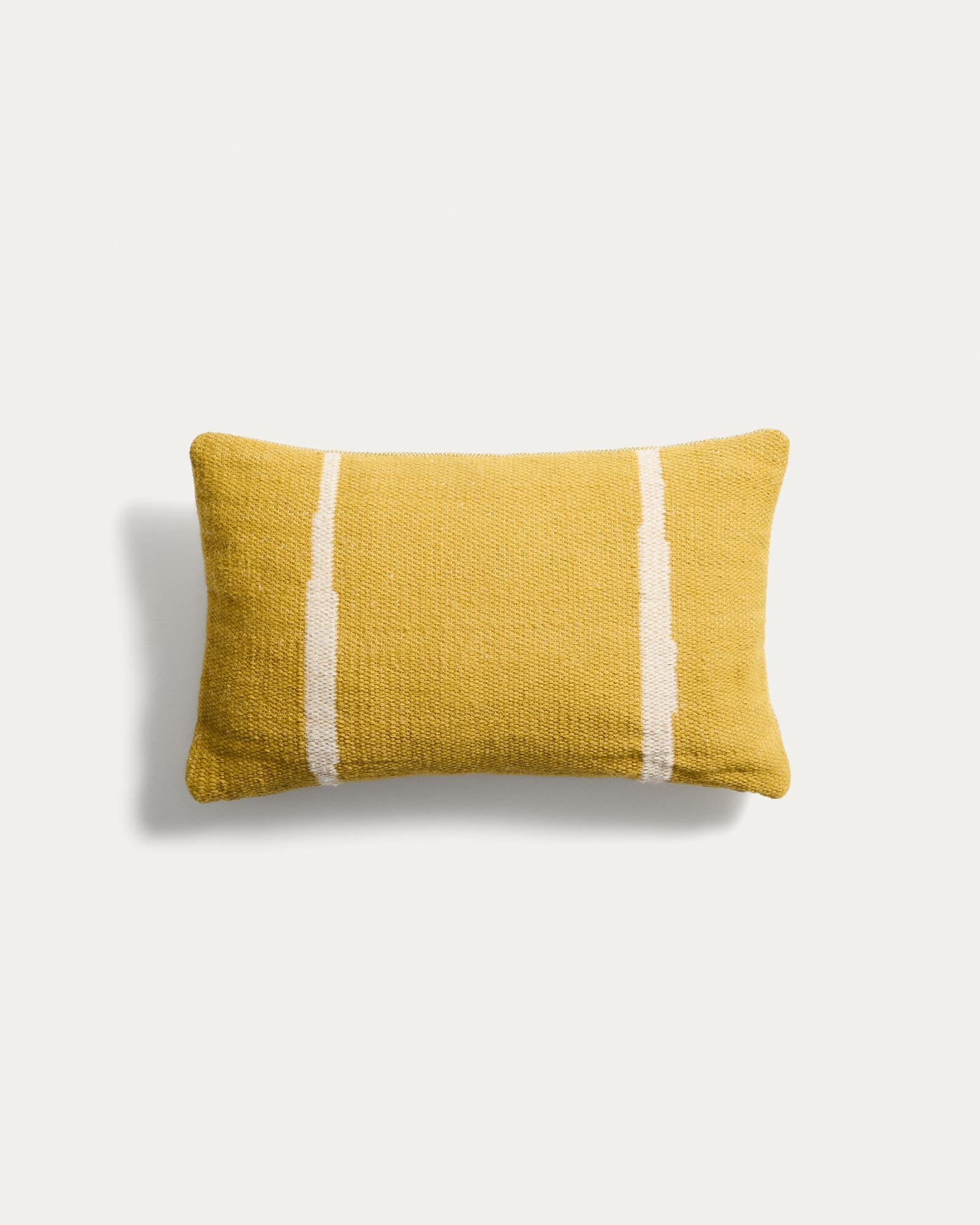 Kissenbezug Daila mit Ikat-Muster 100 % PET gelb 30 x 50 cm in Gelb präsentiert im Onlineshop von KAQTU Design AG. Gartenkissen ist von Kave Home