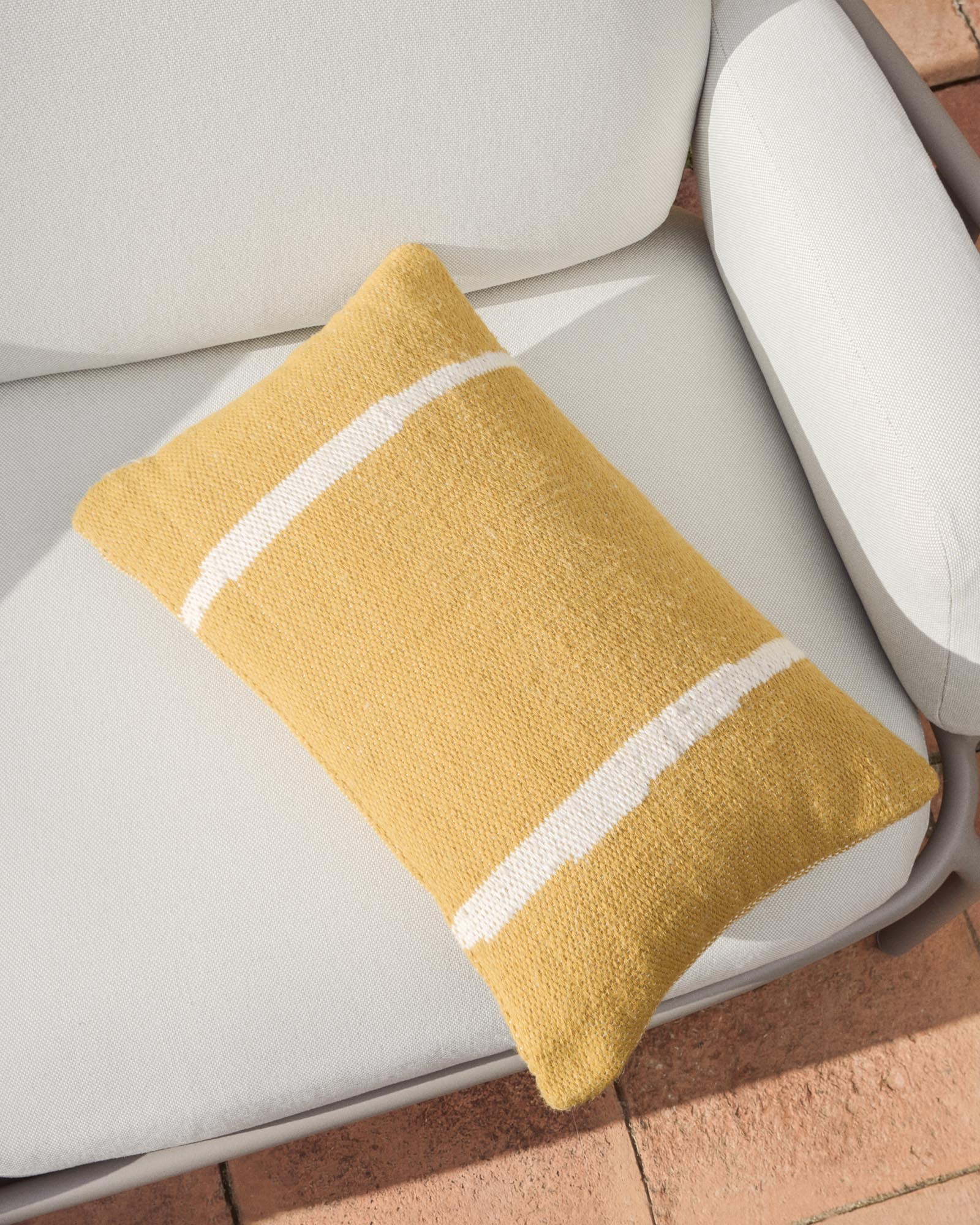 Stilvoller Kissenbezug Daila in Gelb mit modernem Ikat-Muster, ideal für Gartenmöbel, aus 100 % PET, Maße 30 x 50 cm.