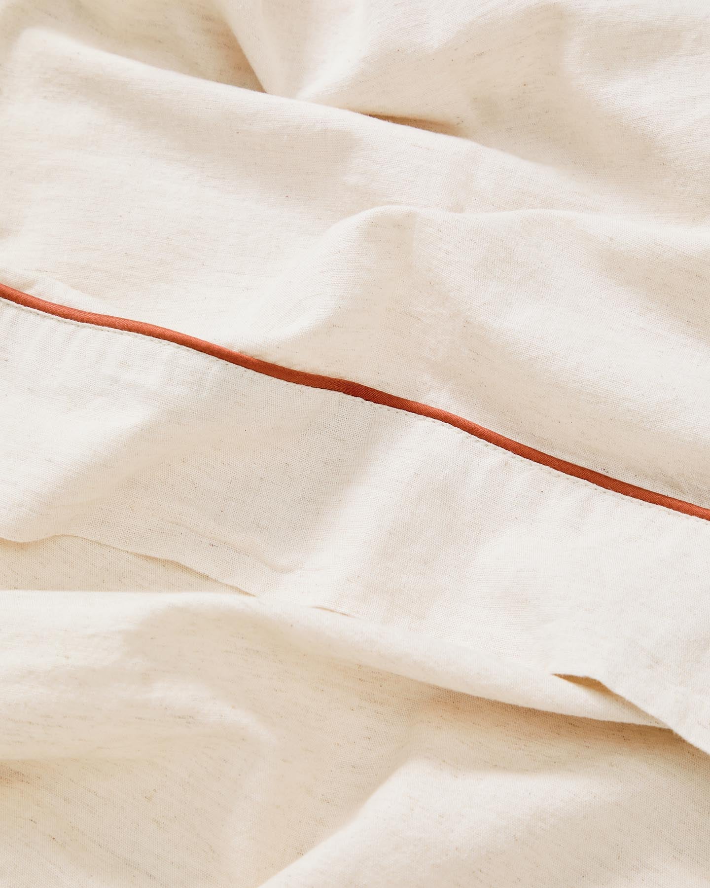 Oberlaken Virelda aus Baumwolle und Leinen mit kontrastierender Ziernaht für ein 180-cm-Bett in Ecru präsentiert im Onlineshop von KAQTU Design AG. Bettwäsche ist von Kave Home