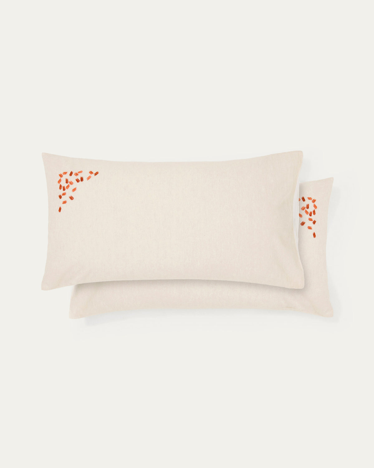 Set Virelda aus zwei Kopfkissenbezügen aus beiger Baumwolle und Leinen mit Stickerei, 50 x 80 cm in Ecru präsentiert im Onlineshop von KAQTU Design AG. Bettwäsche ist von Kave Home