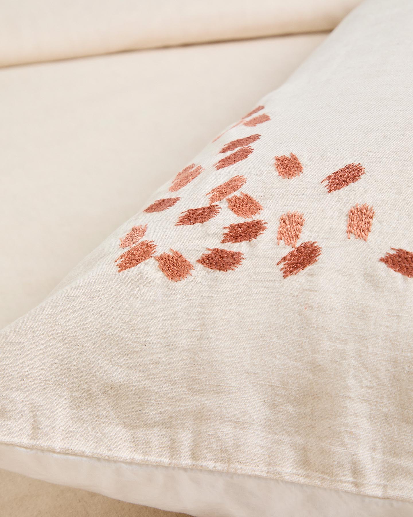 Set Virelda aus zwei Kopfkissenbezügen aus beiger Baumwolle und Leinen mit Stickerei, 50 x 80 cm in Ecru präsentiert im Onlineshop von KAQTU Design AG. Bettwäsche ist von Kave Home