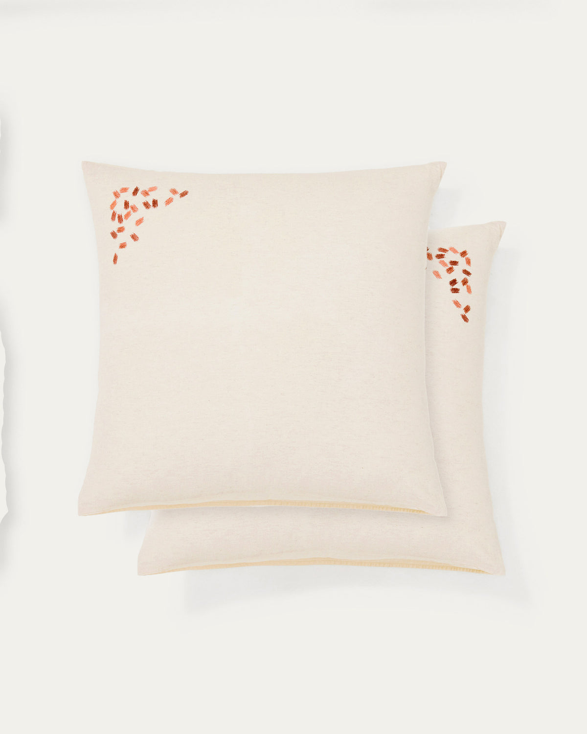 Set Virelda aus zwei Kopfkissenbezügen aus beiger Baumwolle und Leinen mit Stickerei, 65 x 65 cm in Ecru präsentiert im Onlineshop von KAQTU Design AG. Bettwäsche ist von Kave Home
