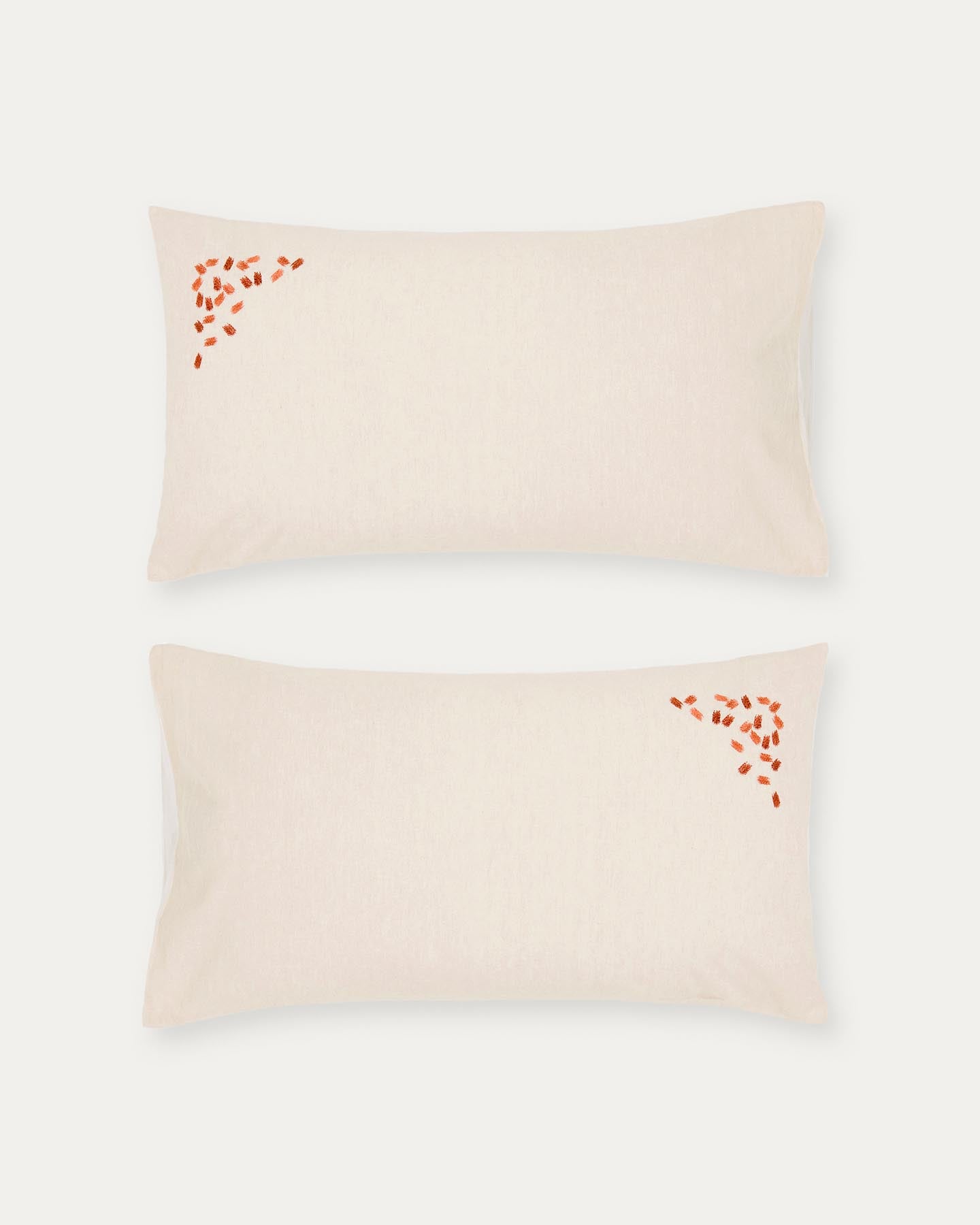 Set Virelda aus zwei Kopfkissenbezügen aus beiger Baumwolle und Leinen mit Stickerei, 50 x 70 cm in Ecru präsentiert im Onlineshop von KAQTU Design AG. Bettwäsche ist von Kave Home