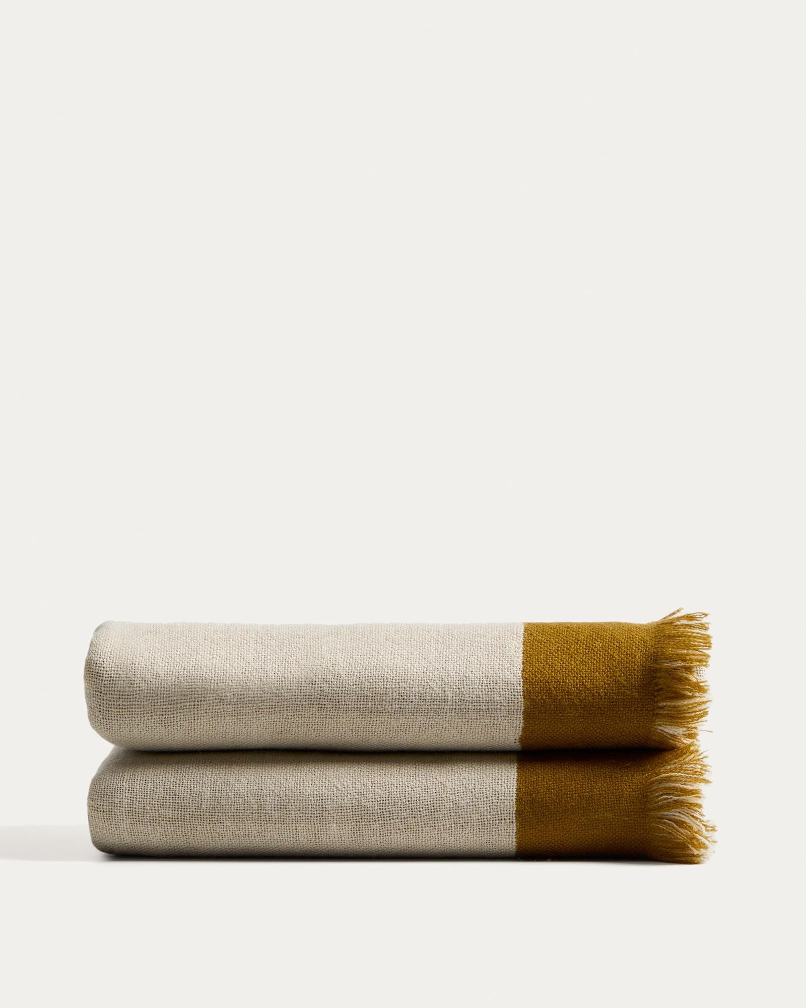 Wendedecke Orlet aus Wolle in Senfgelb und Beige 130 x 170 cm in Senfgelb präsentiert im Onlineshop von KAQTU Design AG. Wolldecke ist von Kave Home