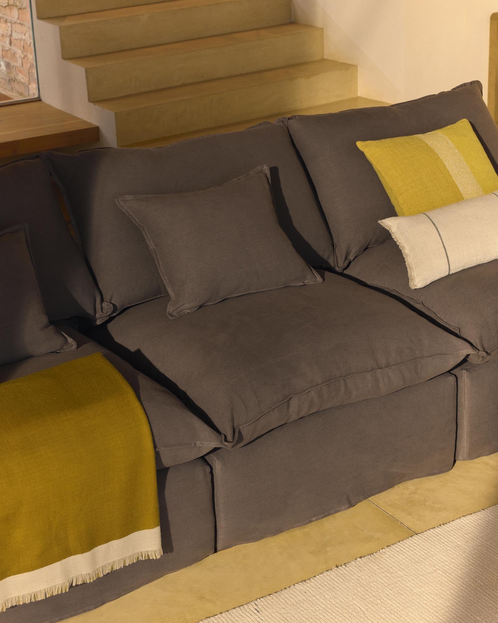Gemütliche Wendedecke Orlet in Senfgelb und Beige, 130 x 170 cm, ideal für stilvolle Akzente in jedem Wohnraum.