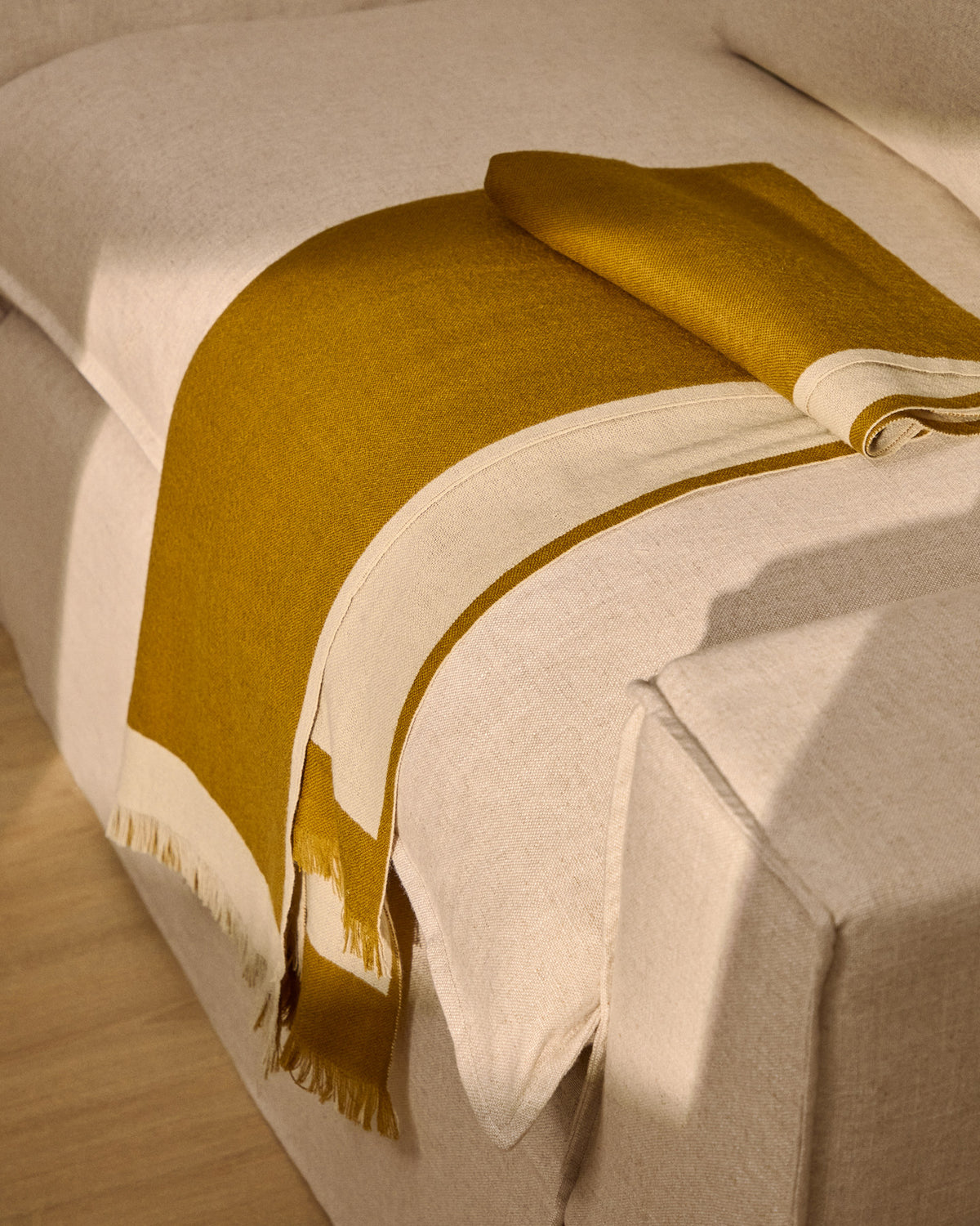 Wendedecke Orlet aus Wolle in Senfgelb und Beige 130 x 170 cm in Senfgelb präsentiert im Onlineshop von KAQTU Design AG. Wolldecke ist von Kave Home