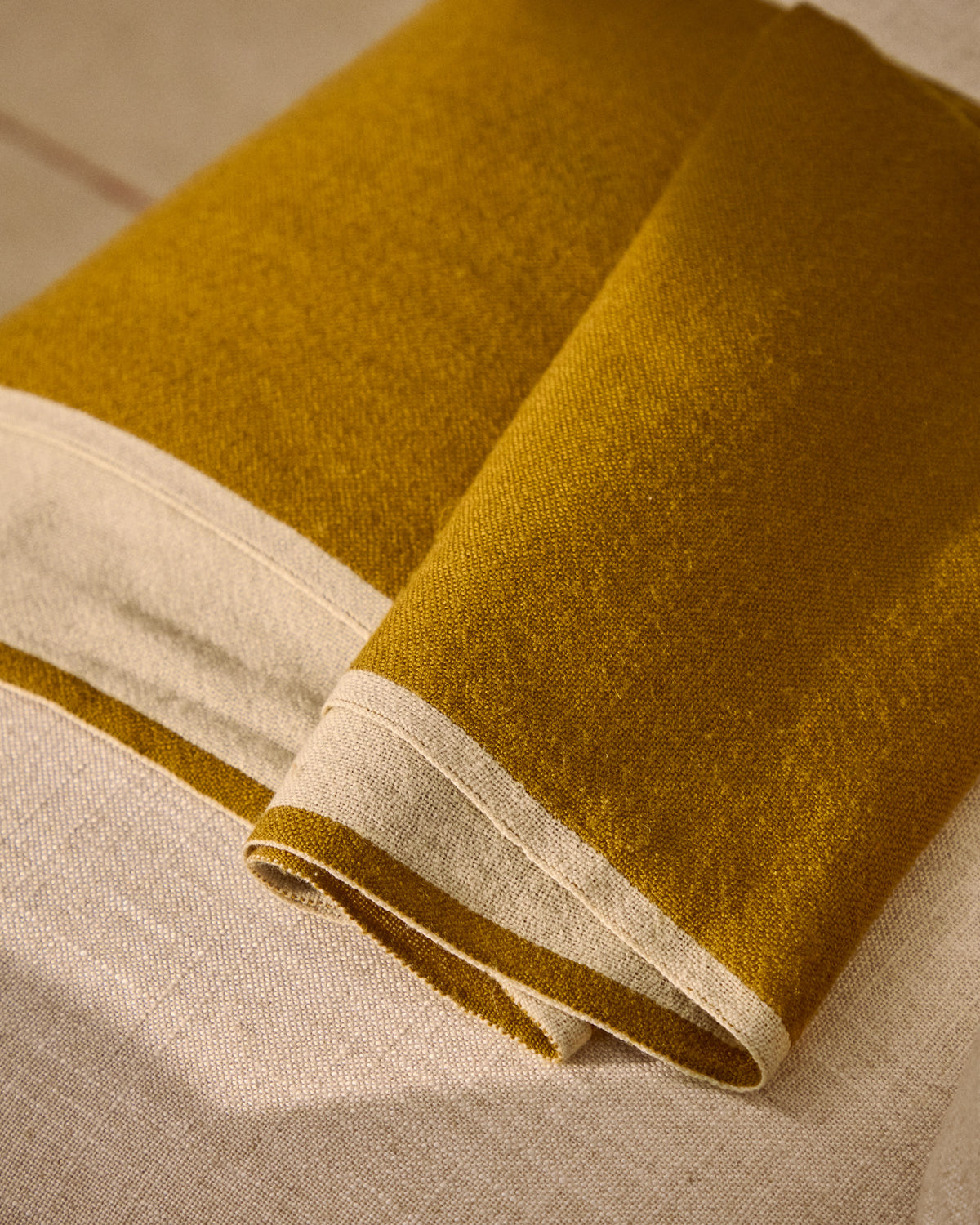 Wendedecke Orlet aus Wolle in Senfgelb und Beige 130 x 170 cm in Senfgelb präsentiert im Onlineshop von KAQTU Design AG. Wolldecke ist von Kave Home