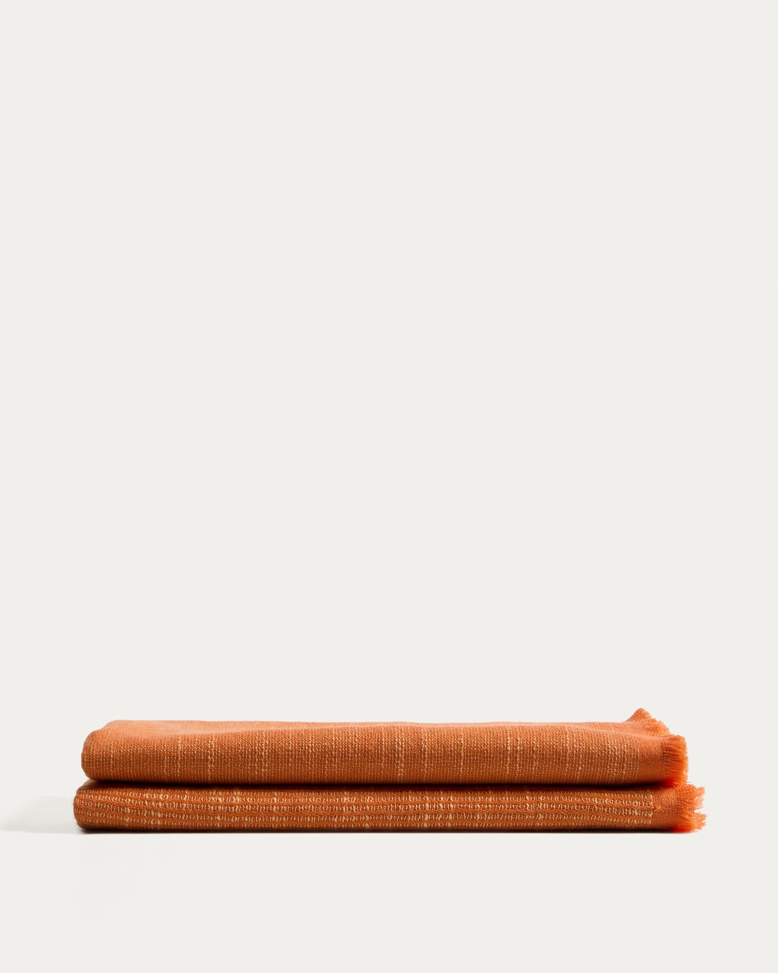 Decke Sareli aus Wollmischgewebe orange 130 x 170 cm in Orange präsentiert im Onlineshop von KAQTU Design AG. Wolldecke ist von Kave Home