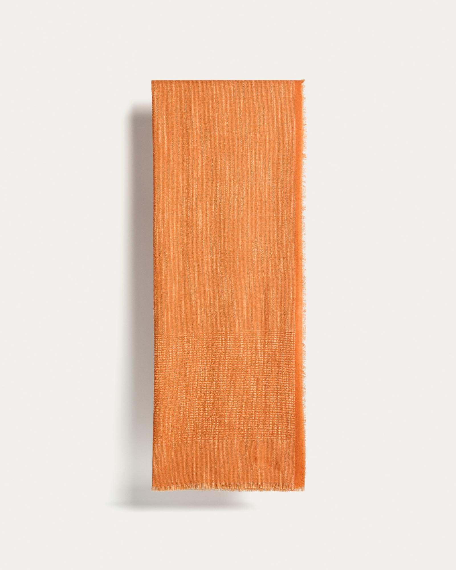 Gemütliche Wolldecke Sareli in leuchtendem Orange, 130 x 170 cm, ideal für entspannte Stunden und stilvolle Akzente in jedem Raum.