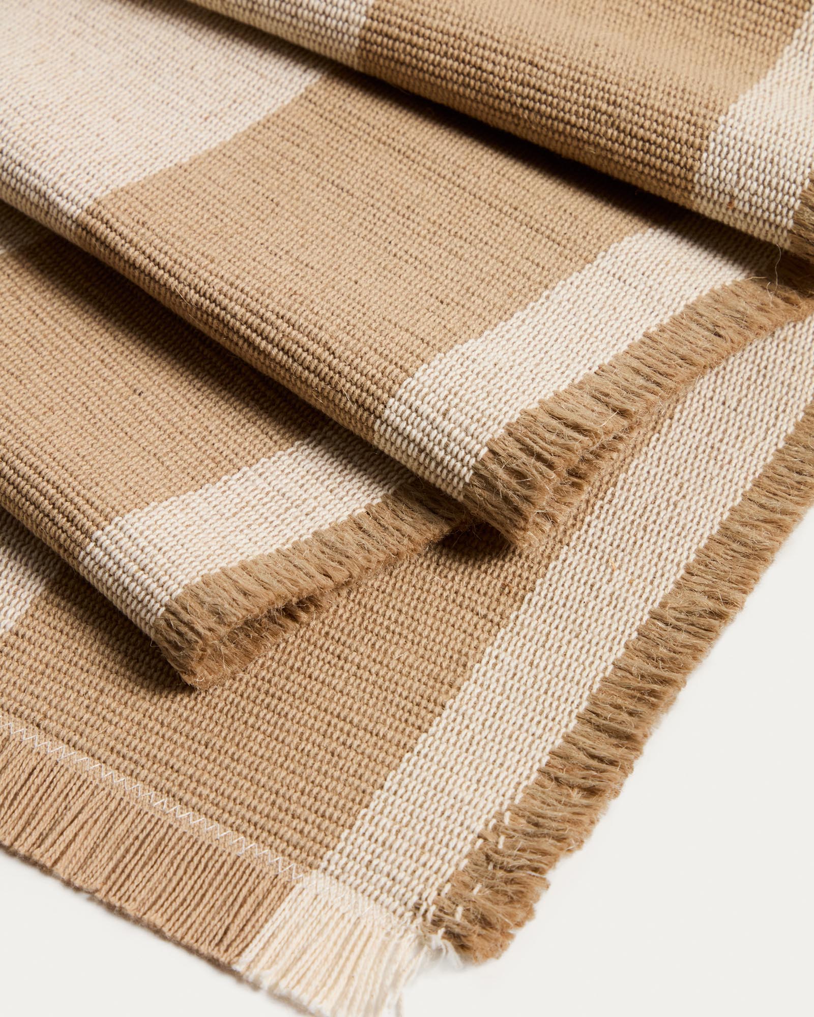 Beige gestreifter Tischläufer Daltan aus Baumwolle und Jute, 50 x 150 cm, ideal für stilvolle Tischdekorationen.
