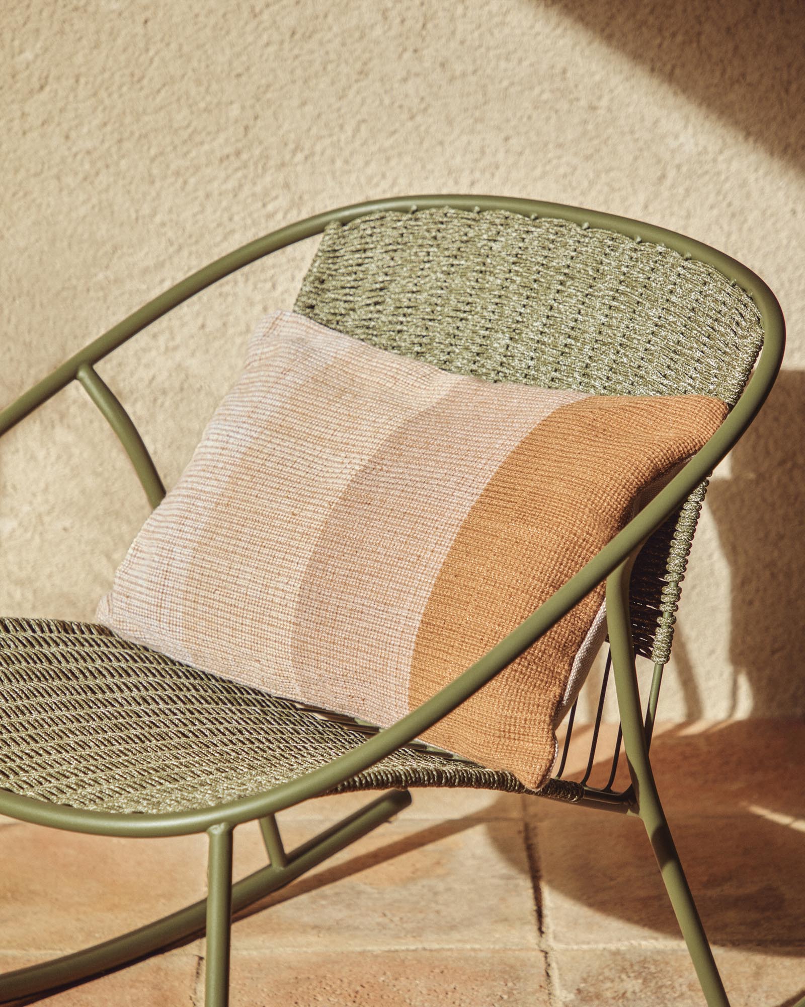 Stylischer Kissenbezug Adys in leuchtendem Orange, gefertigt aus 100 % PET, ideal für Gartenmöbel, Maße 40 x 60 cm.