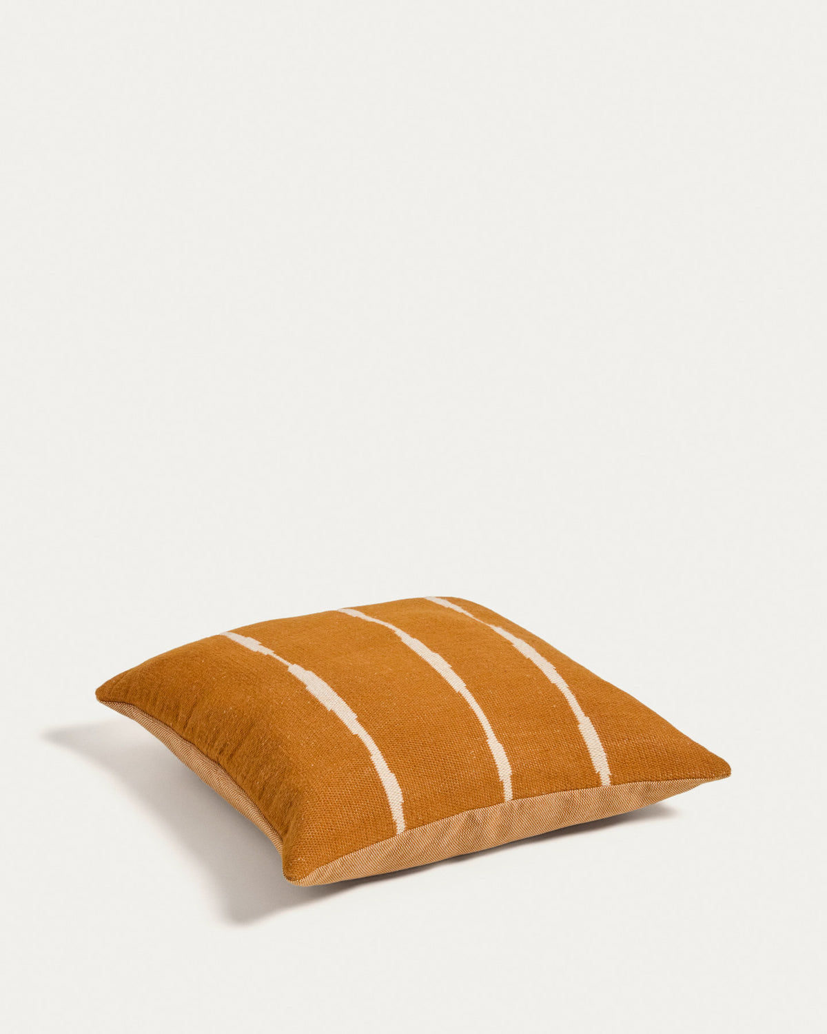 Orangefarbene Daila-Hülle für Bodenkissen aus 100 % PET mit Ikat-Muster 70 x 70 cm in Orange, Weiss präsentiert im Onlineshop von KAQTU Design AG. Deko Kissenbezug ist von Kave Home