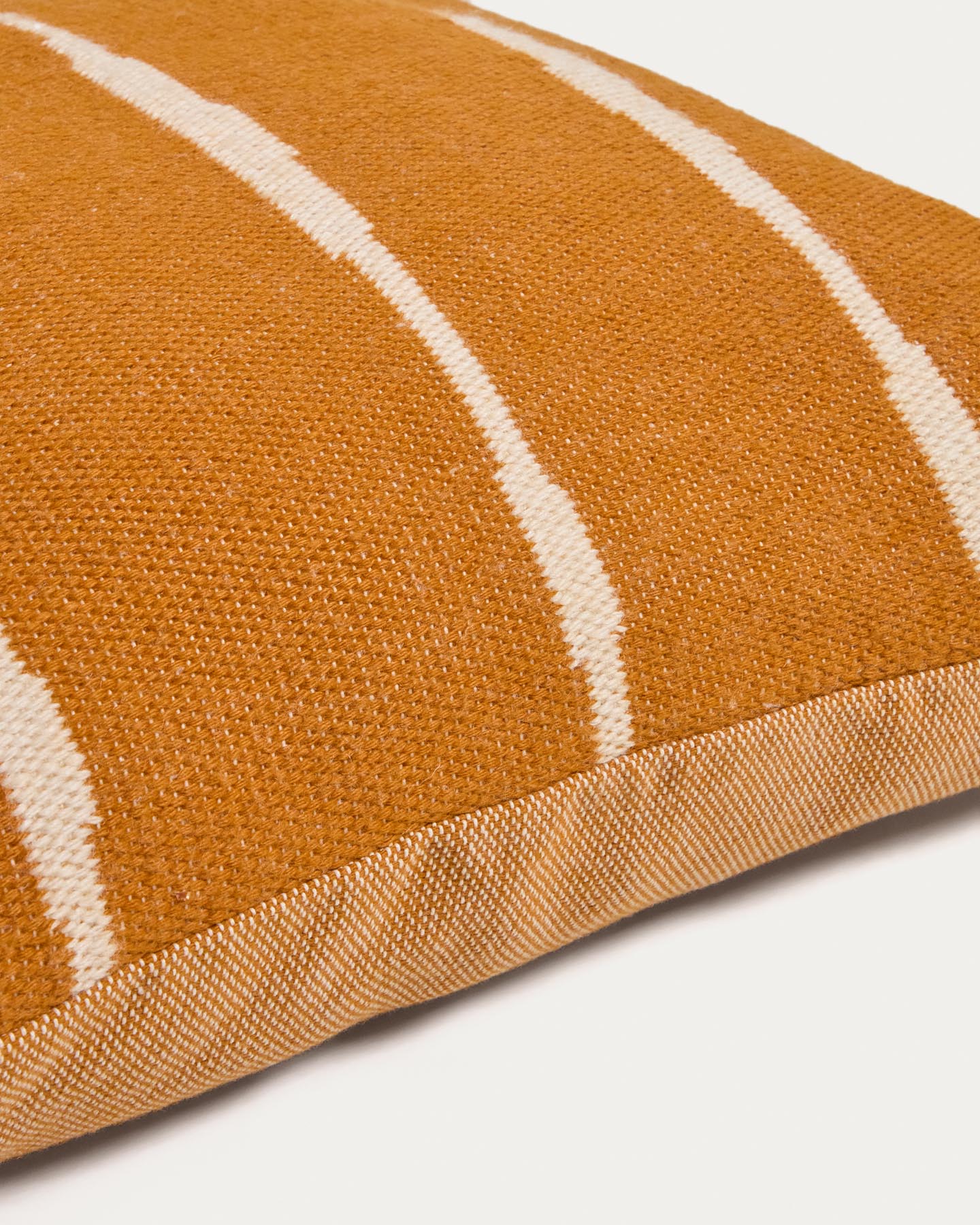 Orangefarbene Daila-Hülle für Bodenkissen aus 100 % PET mit Ikat-Muster 70 x 70 cm in Orange präsentiert im Onlineshop von KAQTU Design AG. Deko Kissenbezug ist von Kave Home
