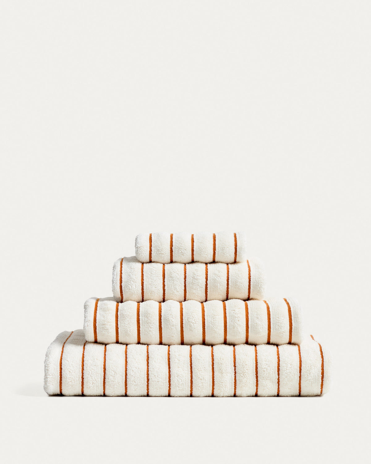 Handtuch Dorane aus 100 % Baumwolle mit orangefarbenen Streifen 30 x 50 cm in Orange, Beige präsentiert im Onlineshop von KAQTU Design AG. Handtuch ist von Kave Home