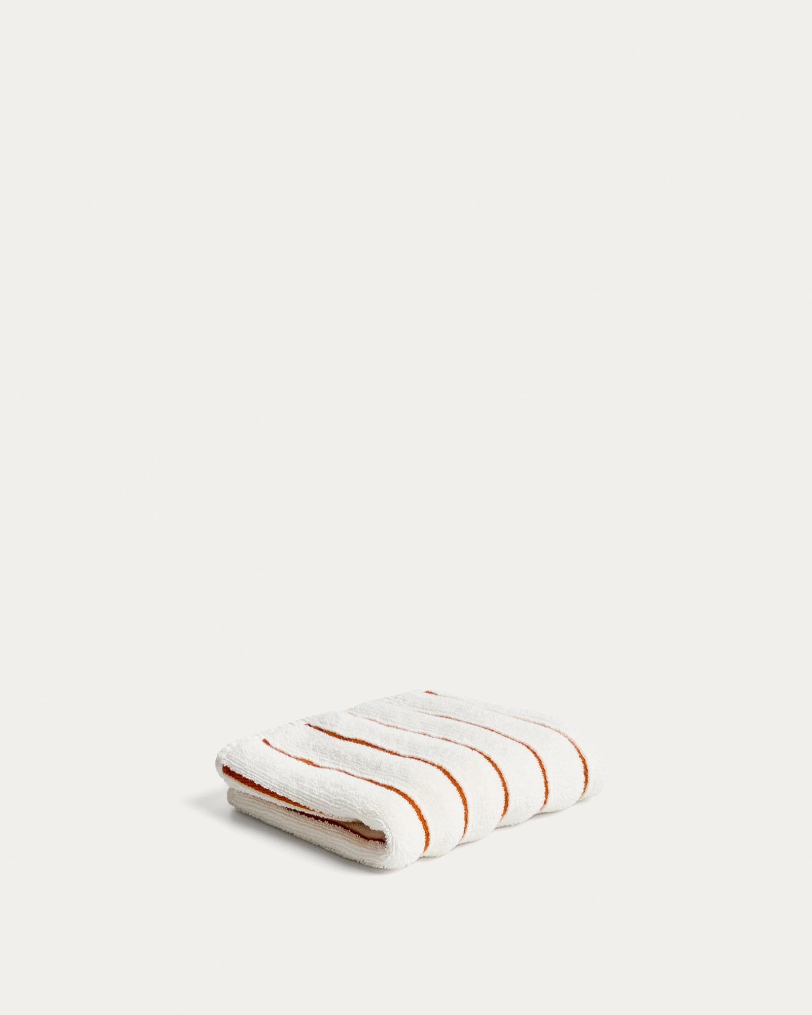 Handtuch Dorane aus 100 % Baumwolle mit orangefarbenen Streifen 30 x 50 cm in Orange präsentiert im Onlineshop von KAQTU Design AG. Handtuch ist von Kave Home